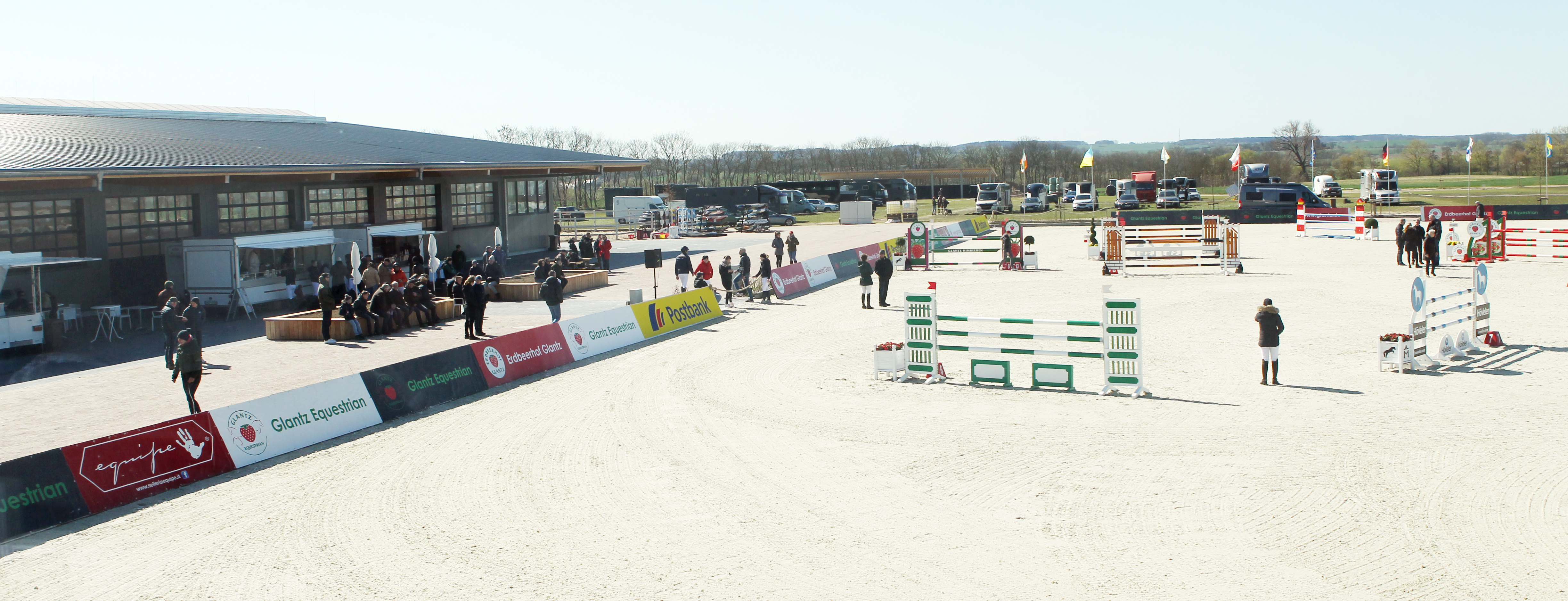 Am 18. und 19. April bekamen Reiter und Besucher bei einem zweitägigen Late-Entry-Turnier erste Eindrücke von der Anlage in Hohen Wieschendorf. Die Plätze sind mit Pferdebeine schonenden Böden und Ebbe-Flut-Systemen angelegt worden, die witterungsunabhängig sind. Als erster S-Sieger geht Thomas Kleis von der Pferdesportarena Schloss Wendorf in die Geschichte der Reitanlage ein. © Jutta Wego