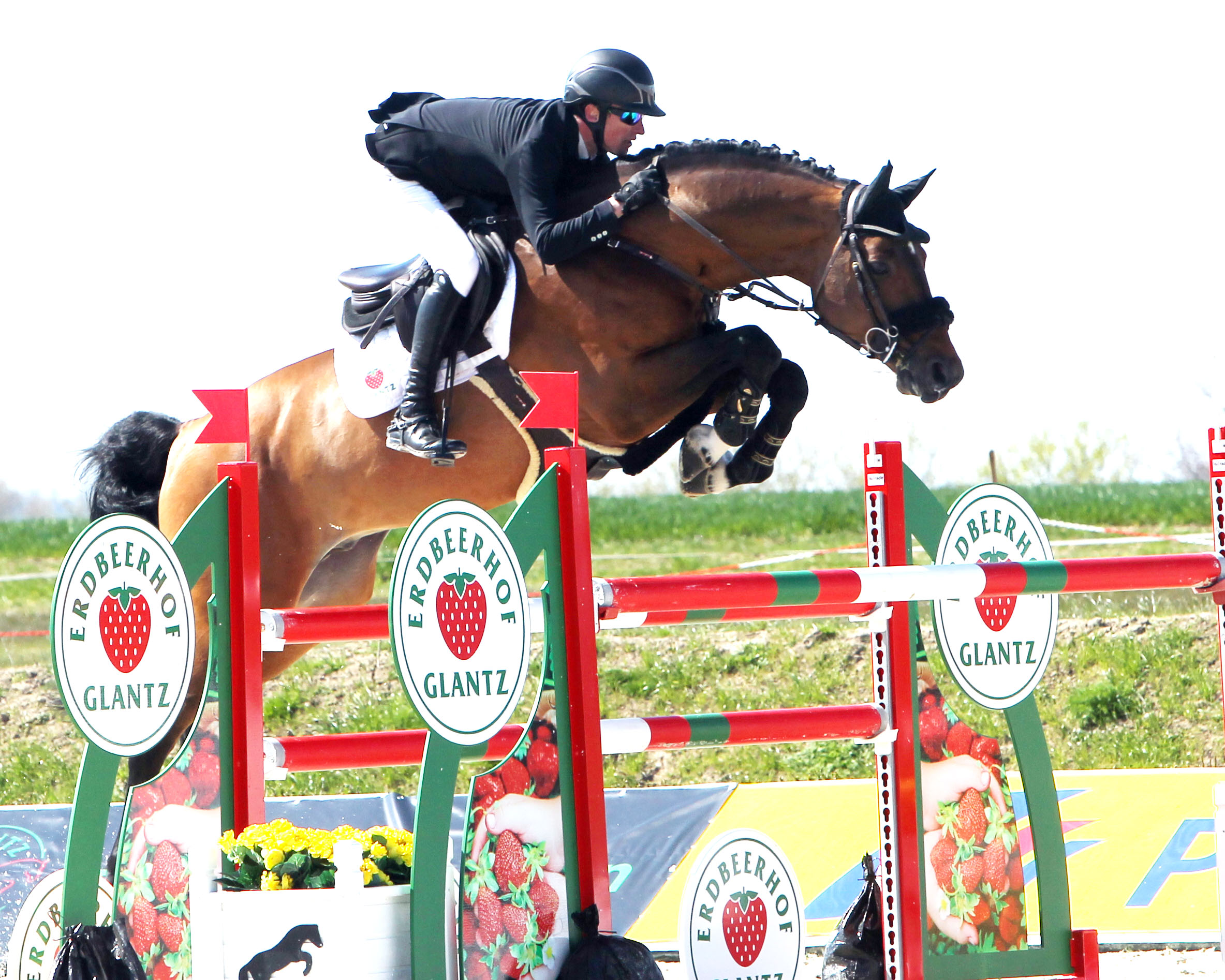 Leiter der Anlage ist der 34-jährige Christoph Lanske, der für den RSV Dersekow reitet und hier beim Testevent am 19. April im Sattel des 9-jährigen Hengstes Catching Fire (v. Cellestial x Quantum) sitzt, den Heiko Schmidt in Neu Benthen gezogen hat und sich im Besitz der Glantz Equestrian KG befindet. © Jutta Wego