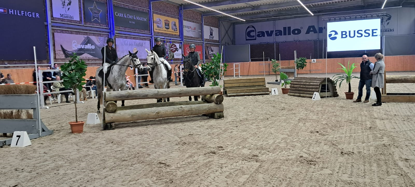 Mit transportablen Hindernissen wurde ein Geländekurs in die Halle der Cavallo-Arena errichtet. Katrin Wollert und Enrico Finck (r.) kommentierten das Geschehen. © privat 