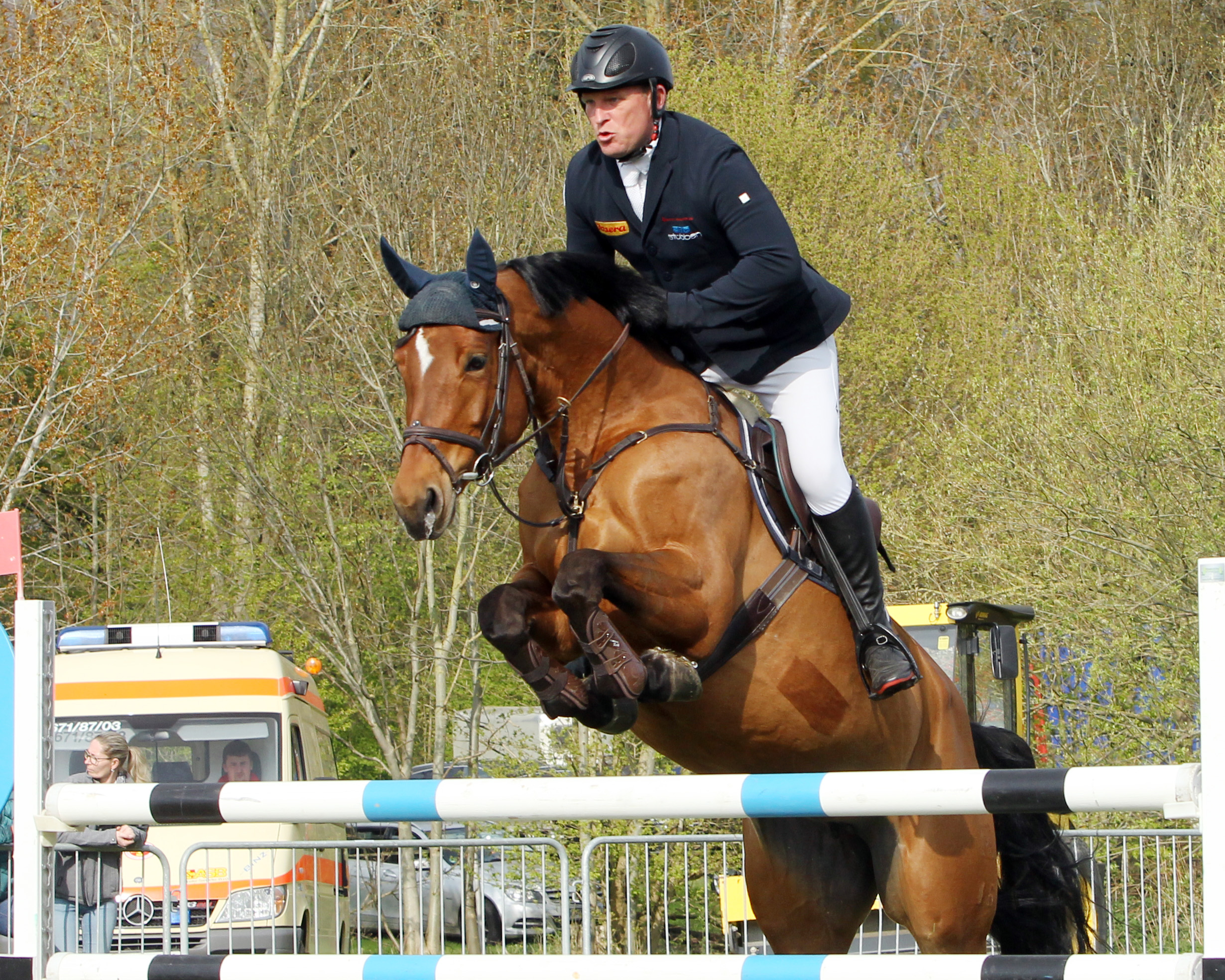 Obwohl ihm ein Sieg verwehrt wurde, lieferte Thomas Kleis (Schloss Wendorf) mit 5 Platzierungen auf den Plätzen 2 bis 5 in den beiden Hauptspringen tolle Ritte – hier auf der 8-jährigen Stute La Contessa. © Jutta Wego