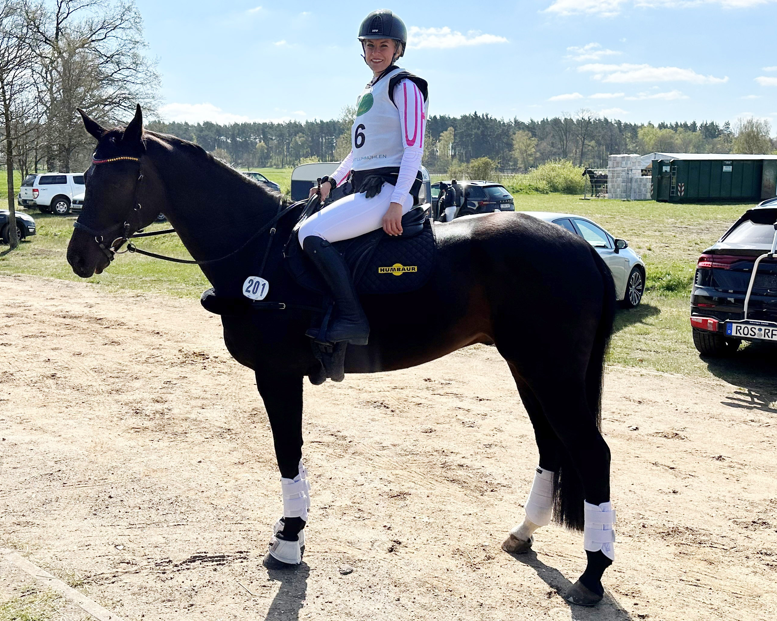 Katharina Frahm’s Sportpartner Liberty and Independence ist wieder ganz gesesen und sammelt erste Schleifen. In Westergellersen wurden sie am Wochenende im CCI1*:S Intro Elfte. Nun bereiten sie sich auf den CCI2*-S im polnischen Baborowko vor. Foto privat
