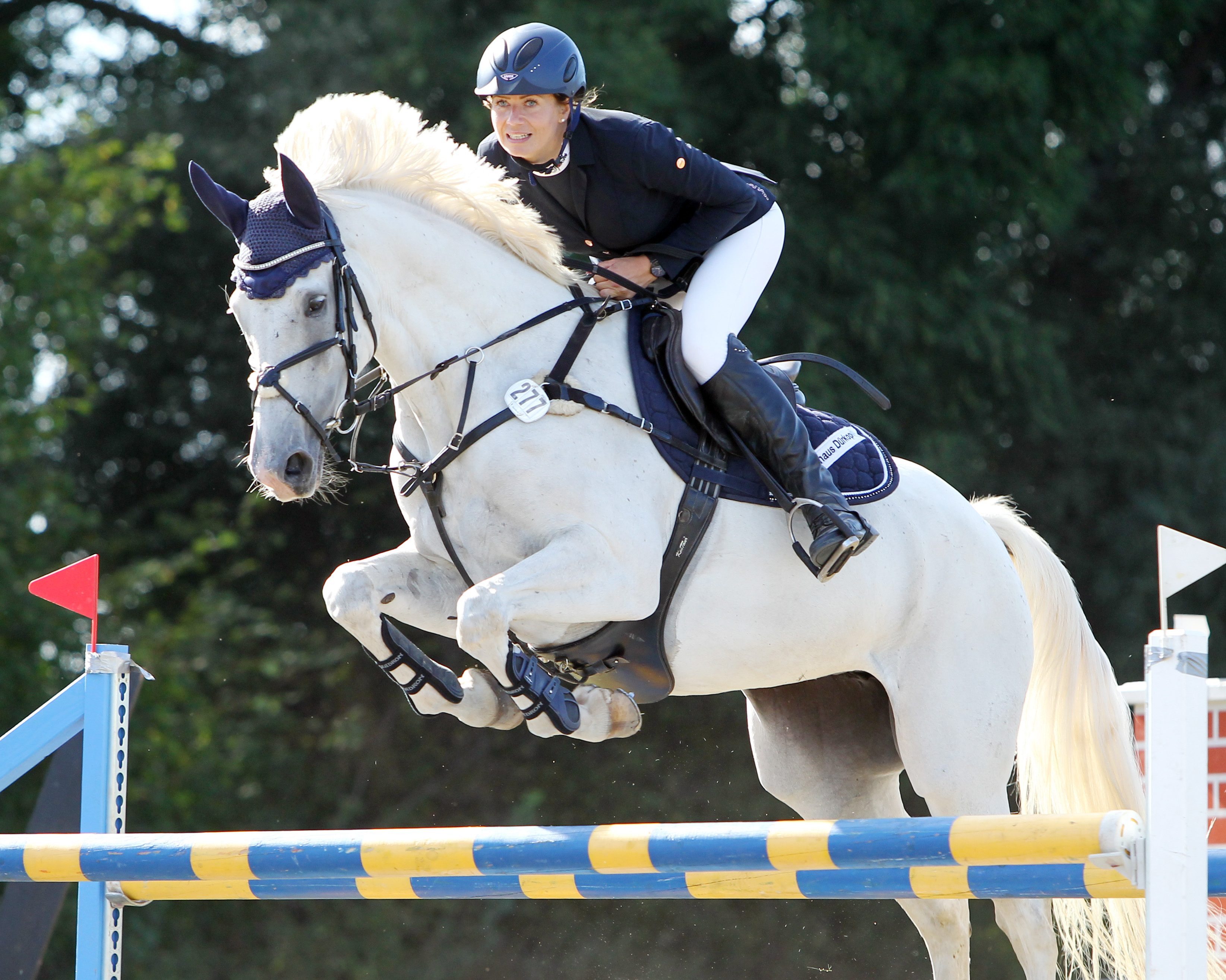 Lisa Rohde gewann mit der 8-jährigen Stute Come an Girl das Zwei-Phasen-Springen Klasse L am Sonntag und wurde im M-Springen am Samstag Vierte. © Jutta Wego