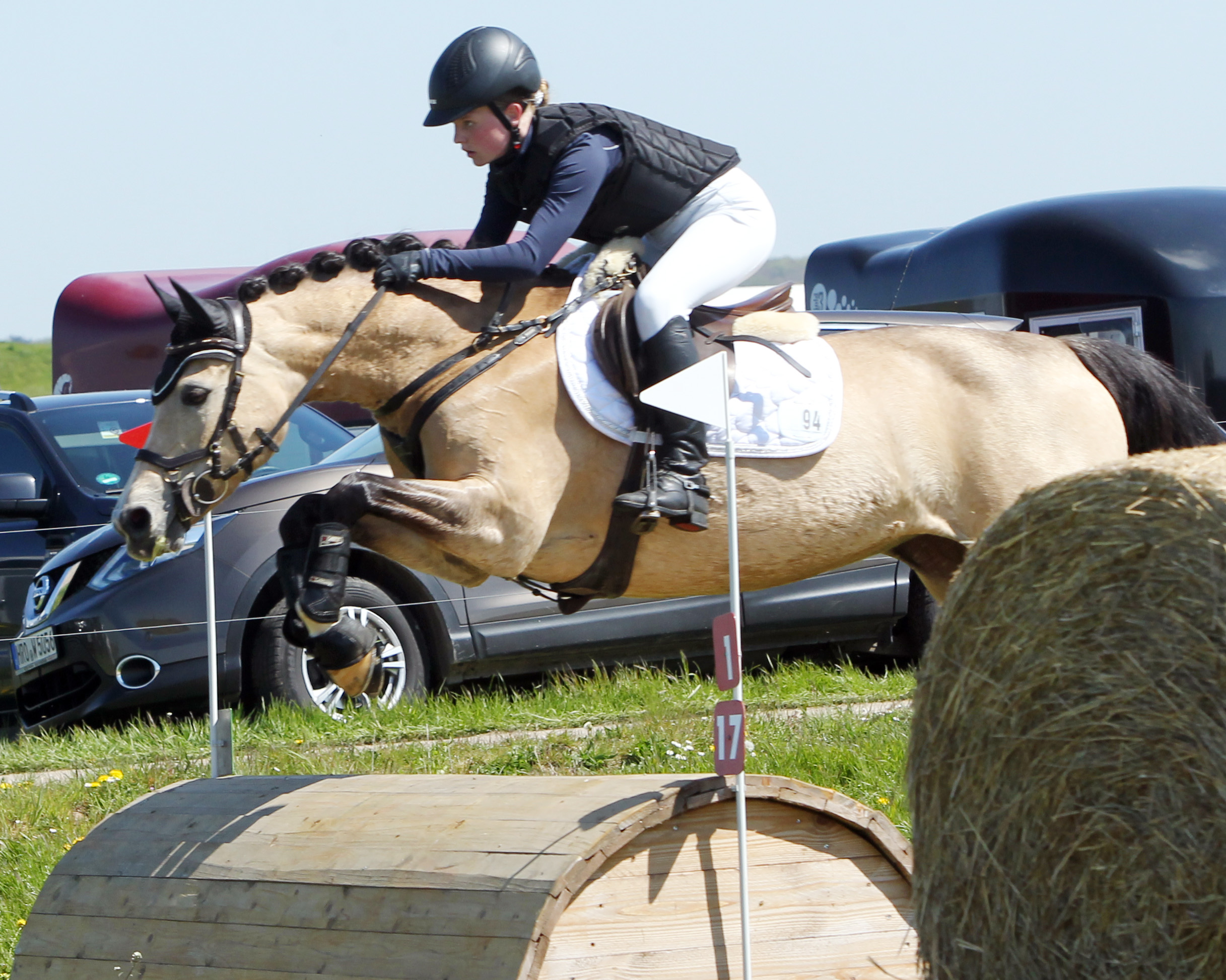 Die 15-jährige Leoni Schulz (Neuhof/Poel) gewann auf Pony Coco Dream IP den Stilgeländeritt Klasse E und die E-Kombi. © Jutta Wego