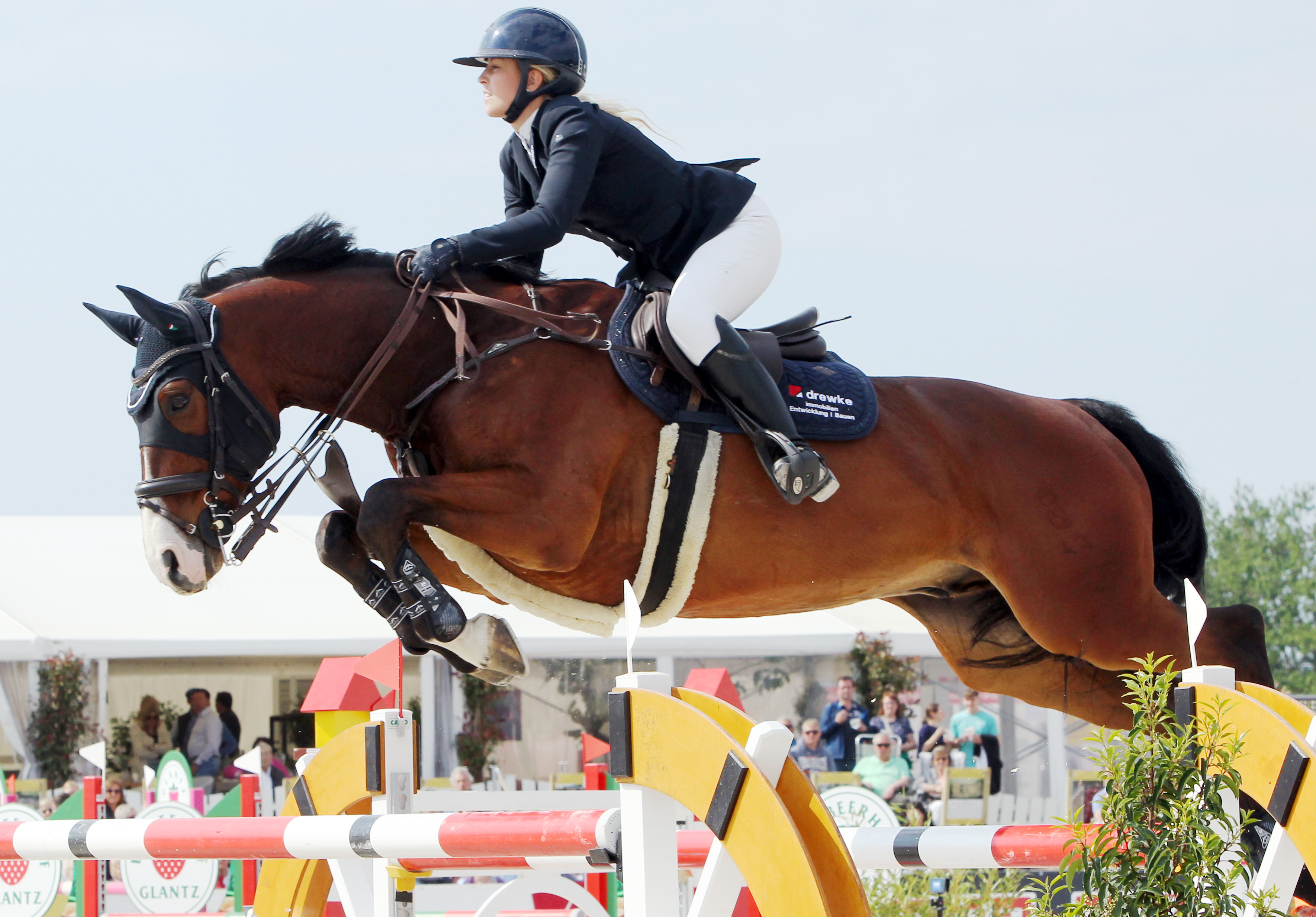 In allen drei Springen der Großen Tour des CSI4* ohne Stangenfehler und Achte im Championat hatte Christin Wascher (Redefin) im Großen Preis Pech, weil sich Quincy vor einem Sprung erschrak, was erneutes Anreiten erforderte. © Jutta Wego