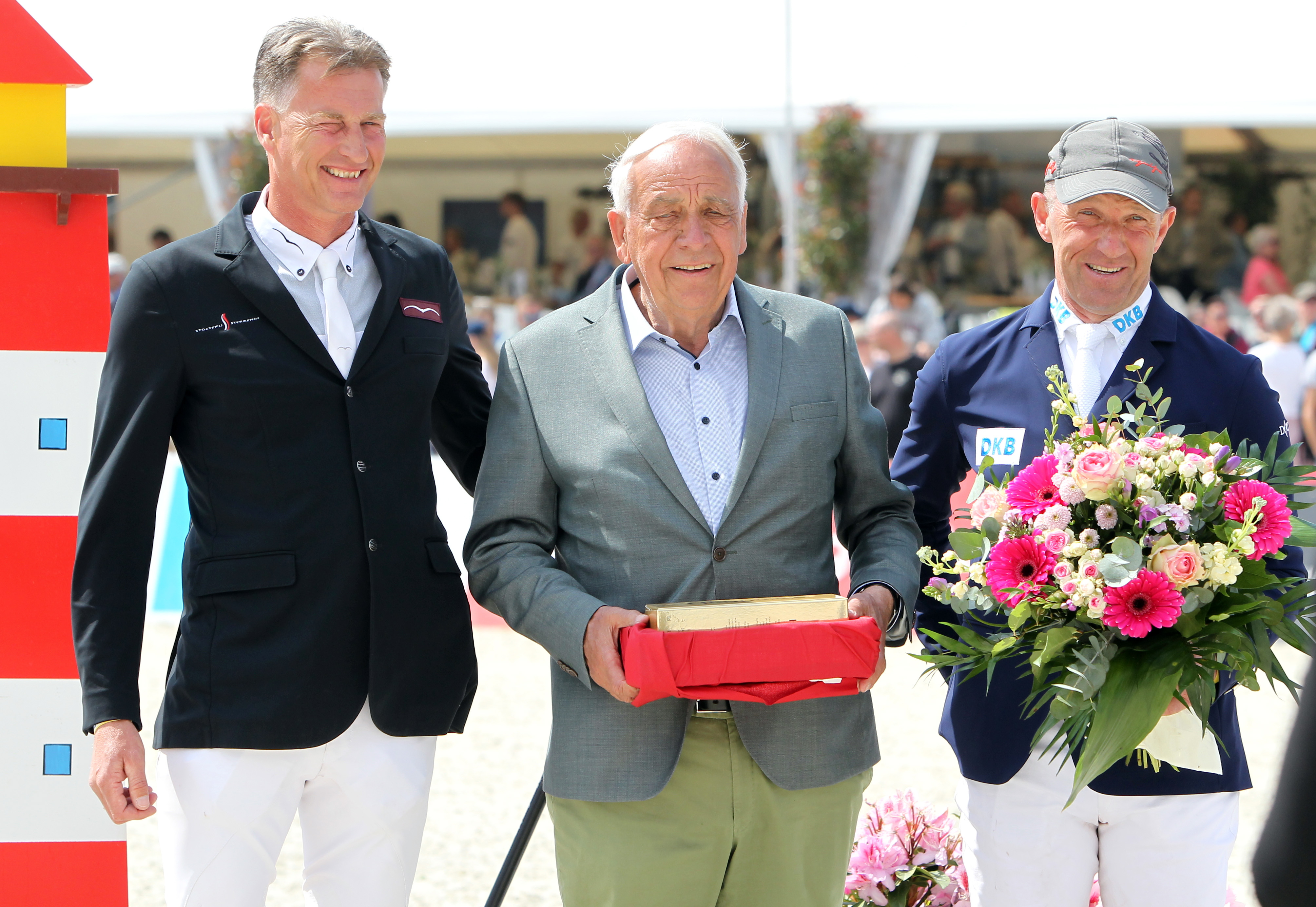 Marc Houtzager und Holger Wulschner gratulierten Enno Glantz zu dem großartigen Event, das Houtzager zu den fünf Besten der Welt zählt, die er kennt. © Jutta Wego