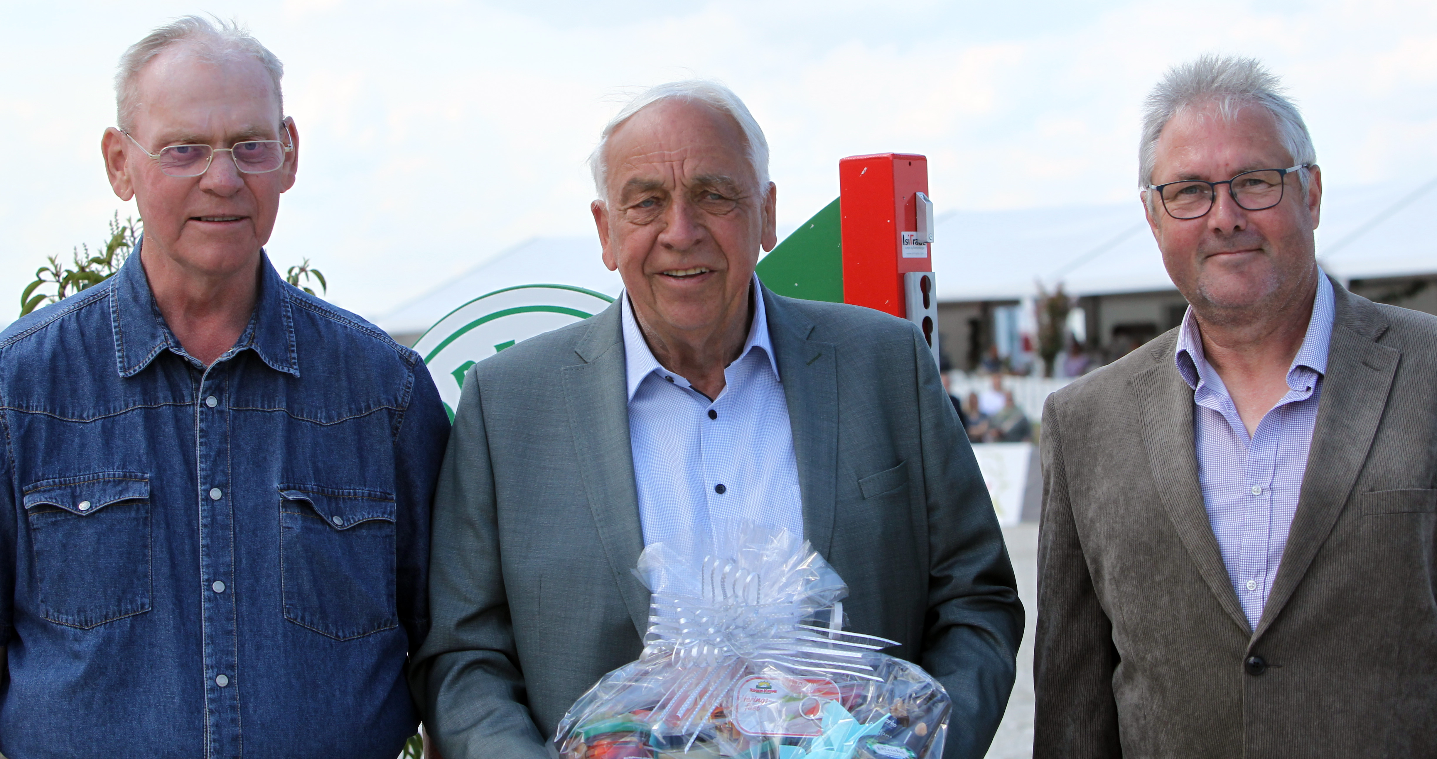 Hans-Joachim Richter (l.) und Andreas Görke vom KRB Nordwestmecklenburg überreichten Enno Glantz ein Präsent für die neue Reitanlag, die auch die Region NWM aufwertet. © Jutta Wego