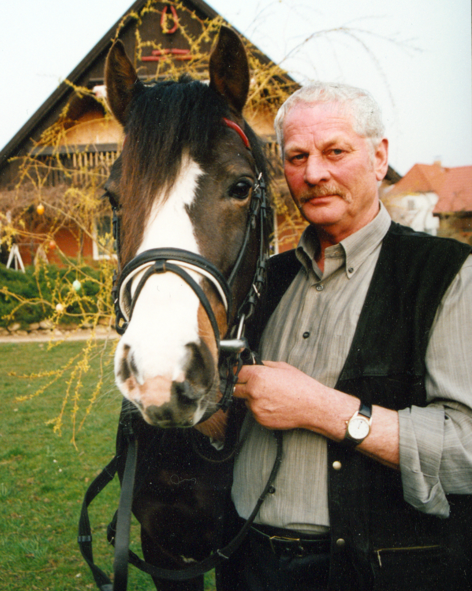 Rolf Brott mit seinem selbst gezogenen Lewitzer Hengst Schabernack. Am 14. Mai ist er im 81. Lebensjahr gestorben Foto privat