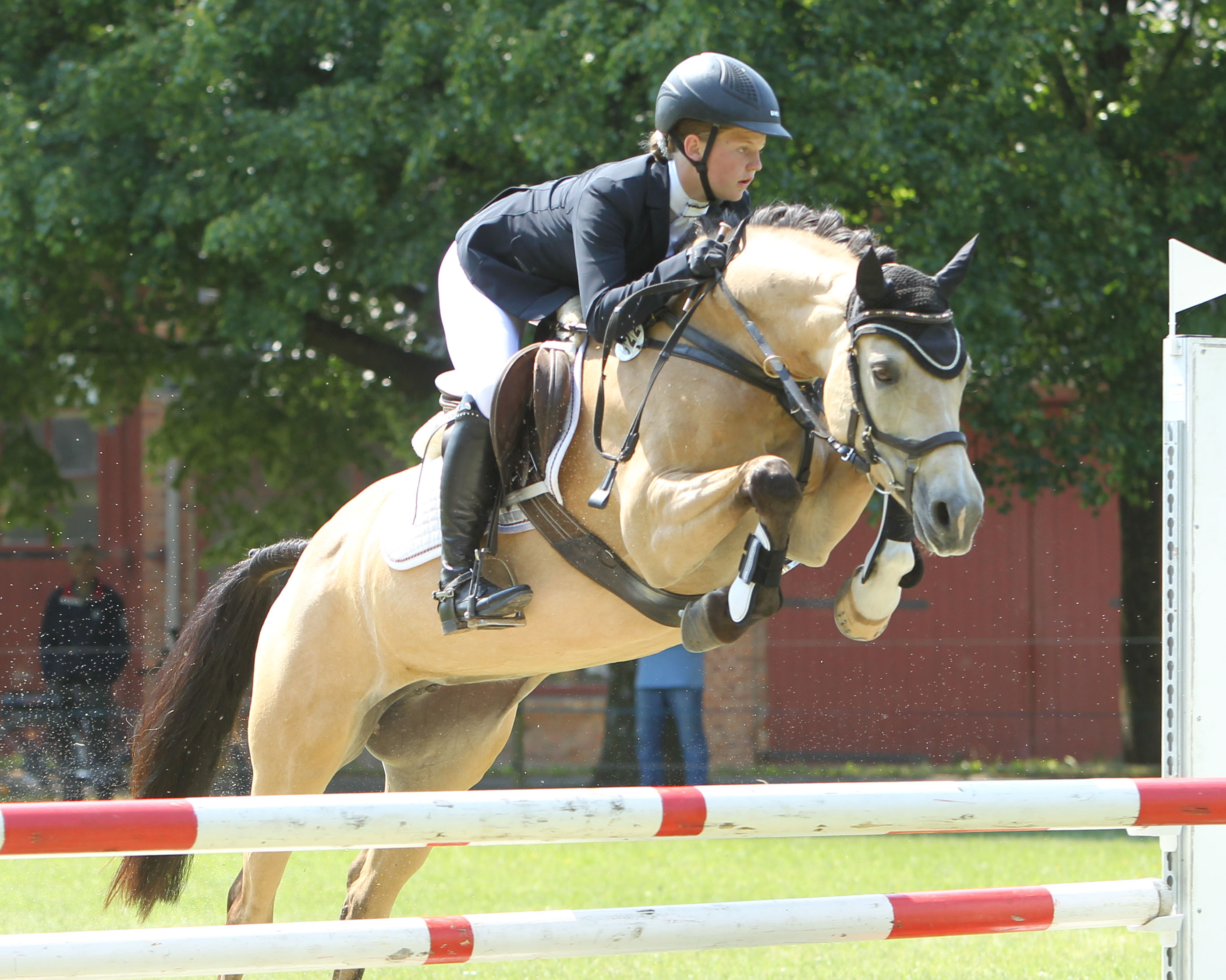 Die 15-jährige Leoni Schulz aus Neuhof/Poel hat mit der 9-jährigen Ponystute Coco Dream die 2. Abteilung des Einzelwettbewerbs bei der Goldenen Schärpe gewonnen. © Jutta Wego