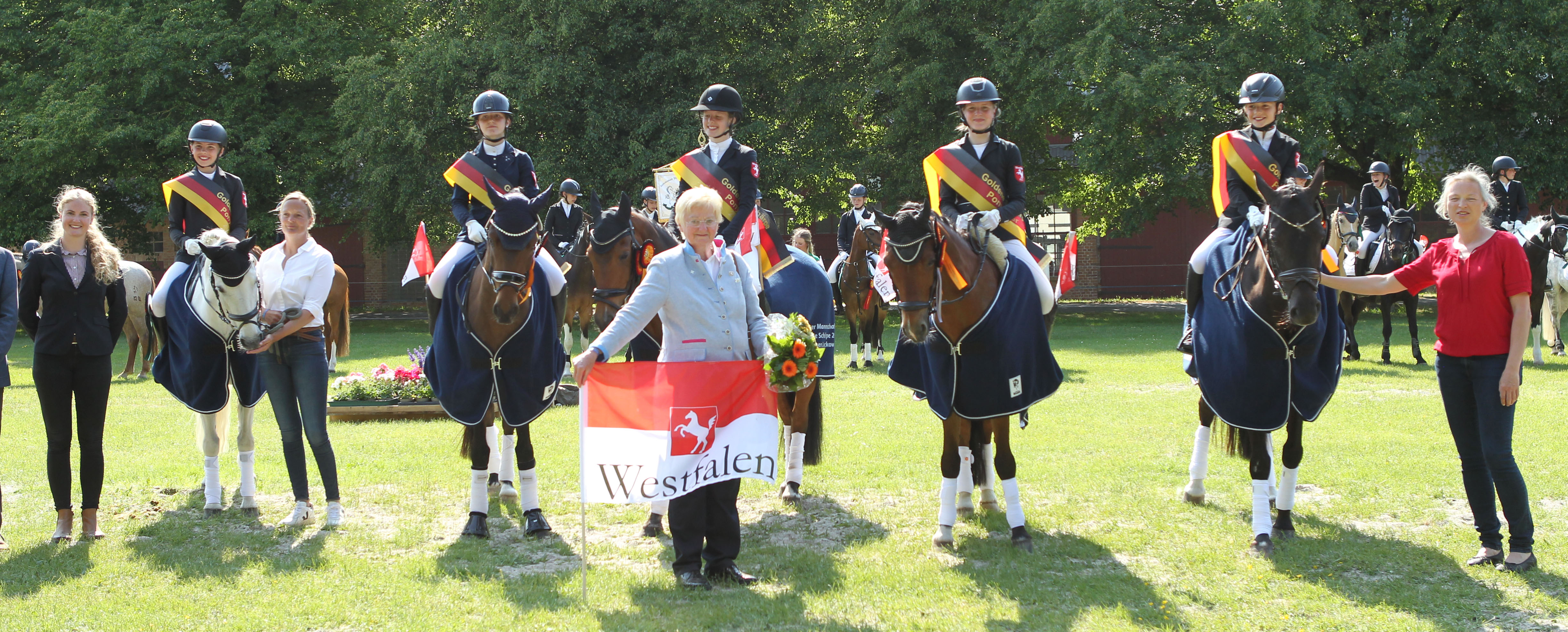 Das Siegerteam Westfalen III mit : Lea Brügger (12, Ascheberg) mit Mama’s Liebling, Frieda Schulze Zurmussen (11, Everswinkel) mit Milka, Mathilda van Dillen (13, Bielefeld) mit Liechtenstein, Carla Lindner mit Pen-Y- Bryn Williams (12, Emsdetten) und Toni Florentine Karthäuser (14, Münster) mit Nouvaliero. © Jutta Wego