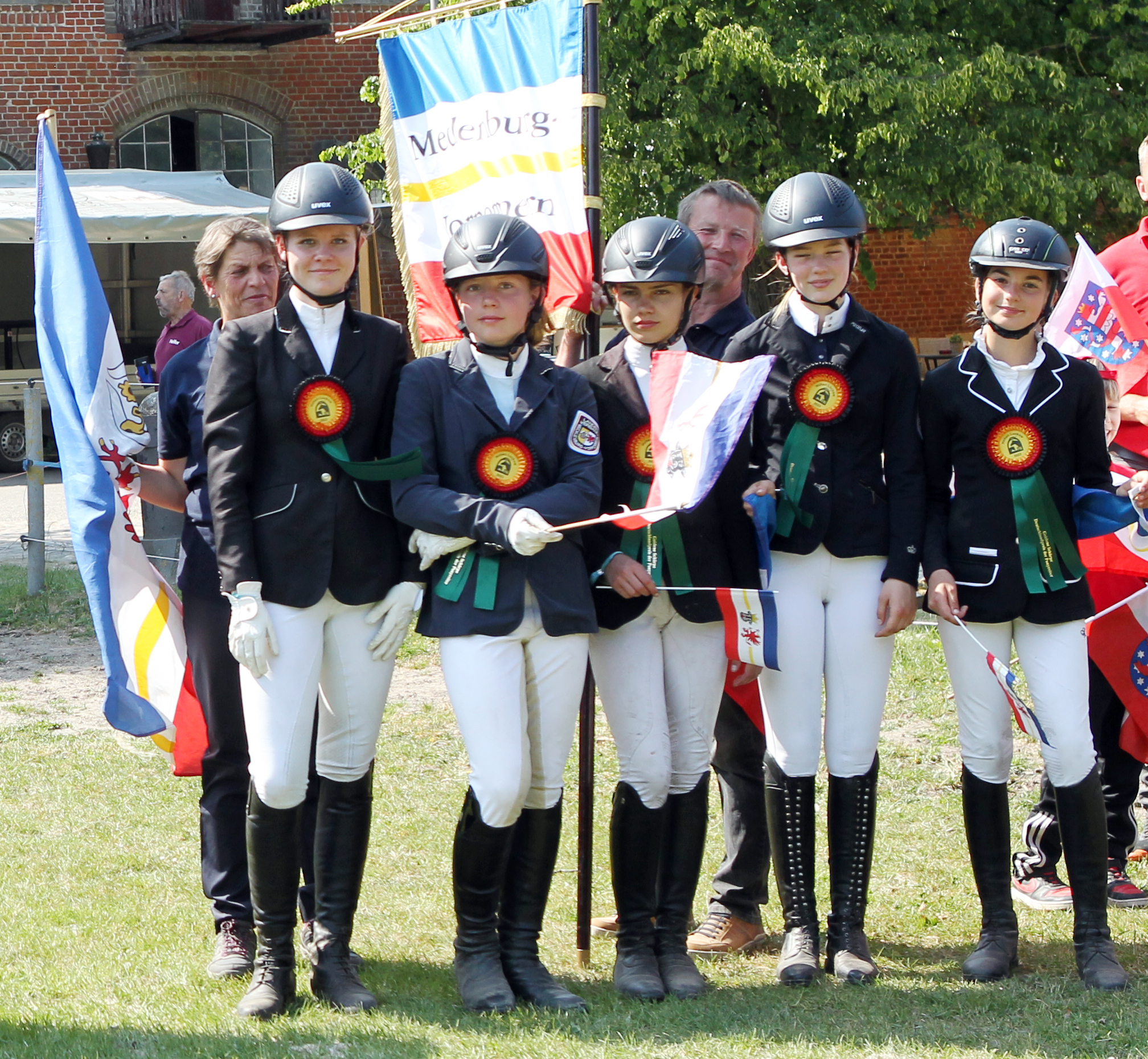 Das MV-Team I belegte Rang 8 unter den insgesamt 20 gestarteten. Unter der Leitung von Disziplintrainer Andreas Brandt (Neuendorf) und Landestrainerin Elke Spierling ritten im Team I Hanna Marie Koubin (15) mit Summertime B, Lenja Bos (13) mit Sulea, Lilly Charlott Hagemann (12) mit Piroschka, Leonie Schulz (15) mit Coco Dream IP und Mara Hartmann (13) mit Beyonce at Little Uncle. © Jutta Wego