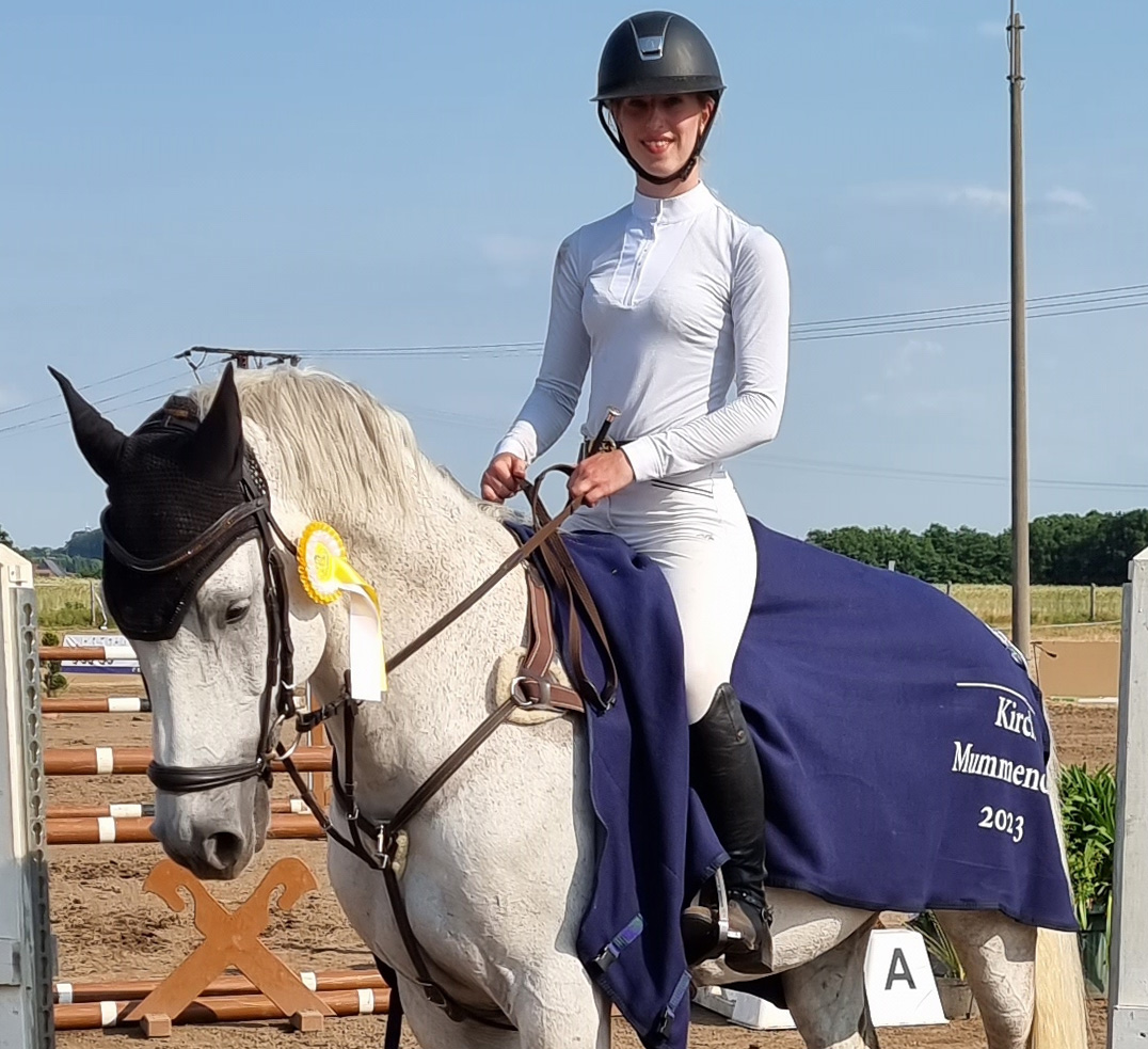 Die 17-jährige Landeskaderreiterin Alina Maack mit Catalano bei der Siegerehrung des U25 S-Springens. © Jutta Wego