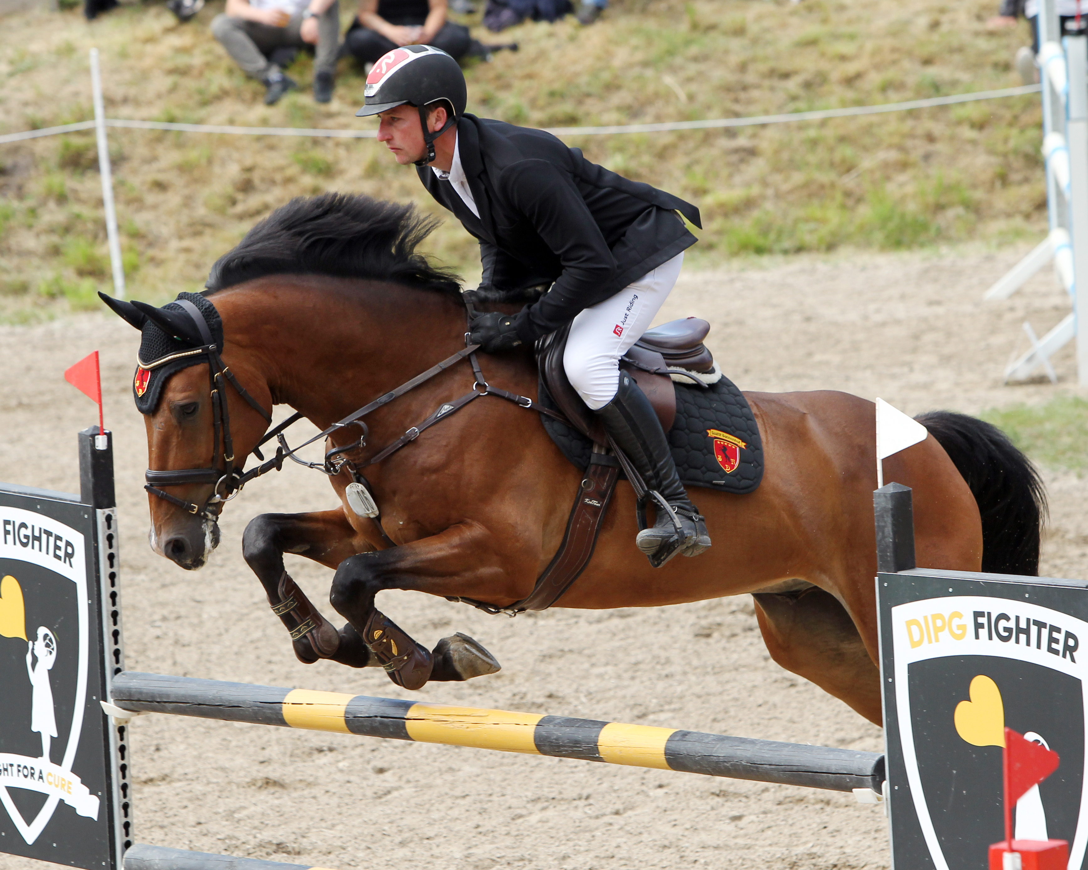 Paul Wiktor (hier 2022 auf Tarabas) blieb ein Sieg in den großen Springen verwehrt, kam aber zu Platzierungen und gewann die Springpferdeprüfung. © Archiv Wego