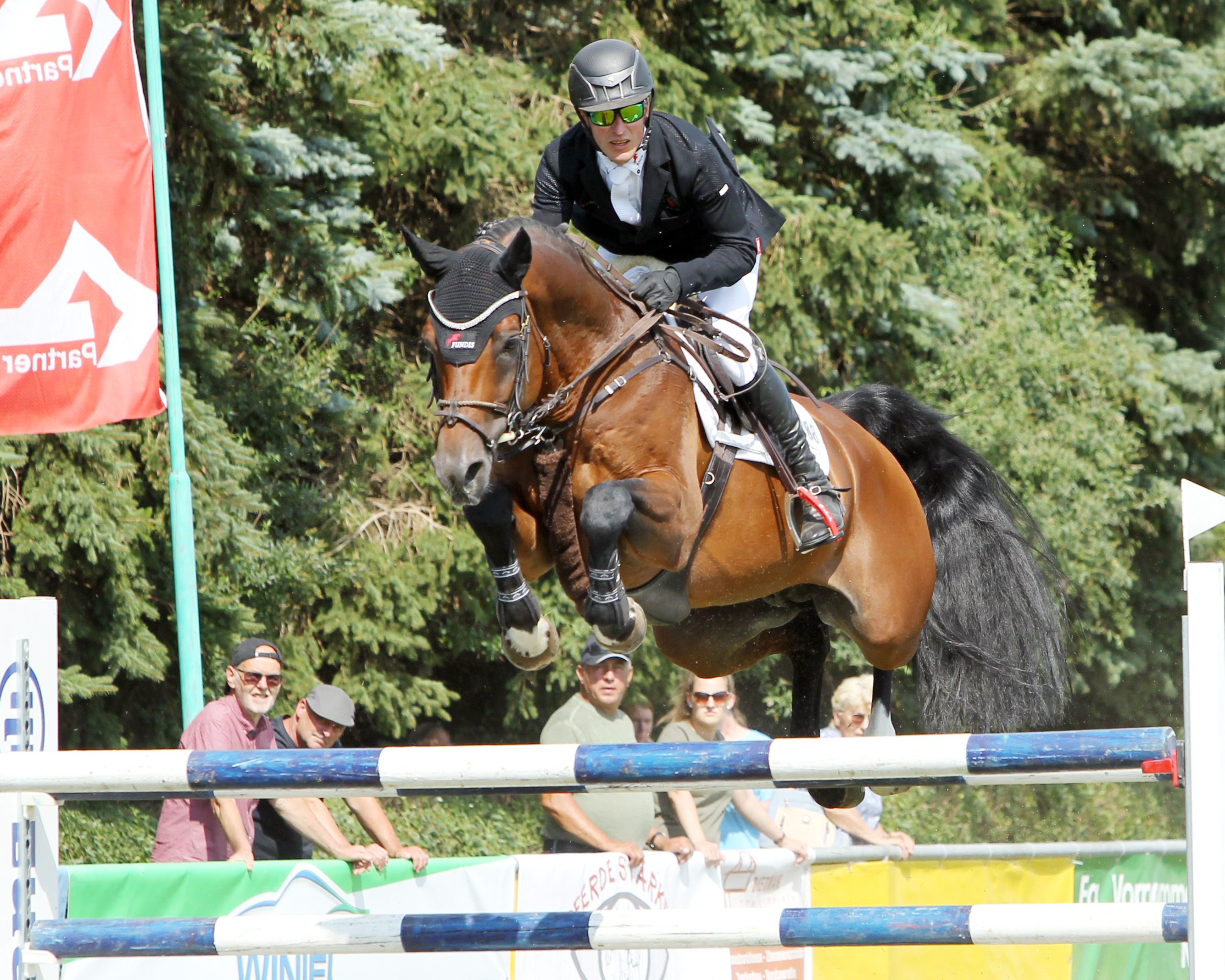 Zu den sportlichen Aushängeschildern des RSV Dersekow gehört der 34-jährige Christoph Lanke, der jetzt in Hohen Wieschendorf Chef der neuen Reitanlage des Erdbeerhofs Glantz ist, mit dem Hengst Catching Fire (Foto) zuletzt zwei bedeutende Große Preise gewann und natürlich beim Turnier seines Heimatvereins zu den Favoriten gehört. © Jutta Wego