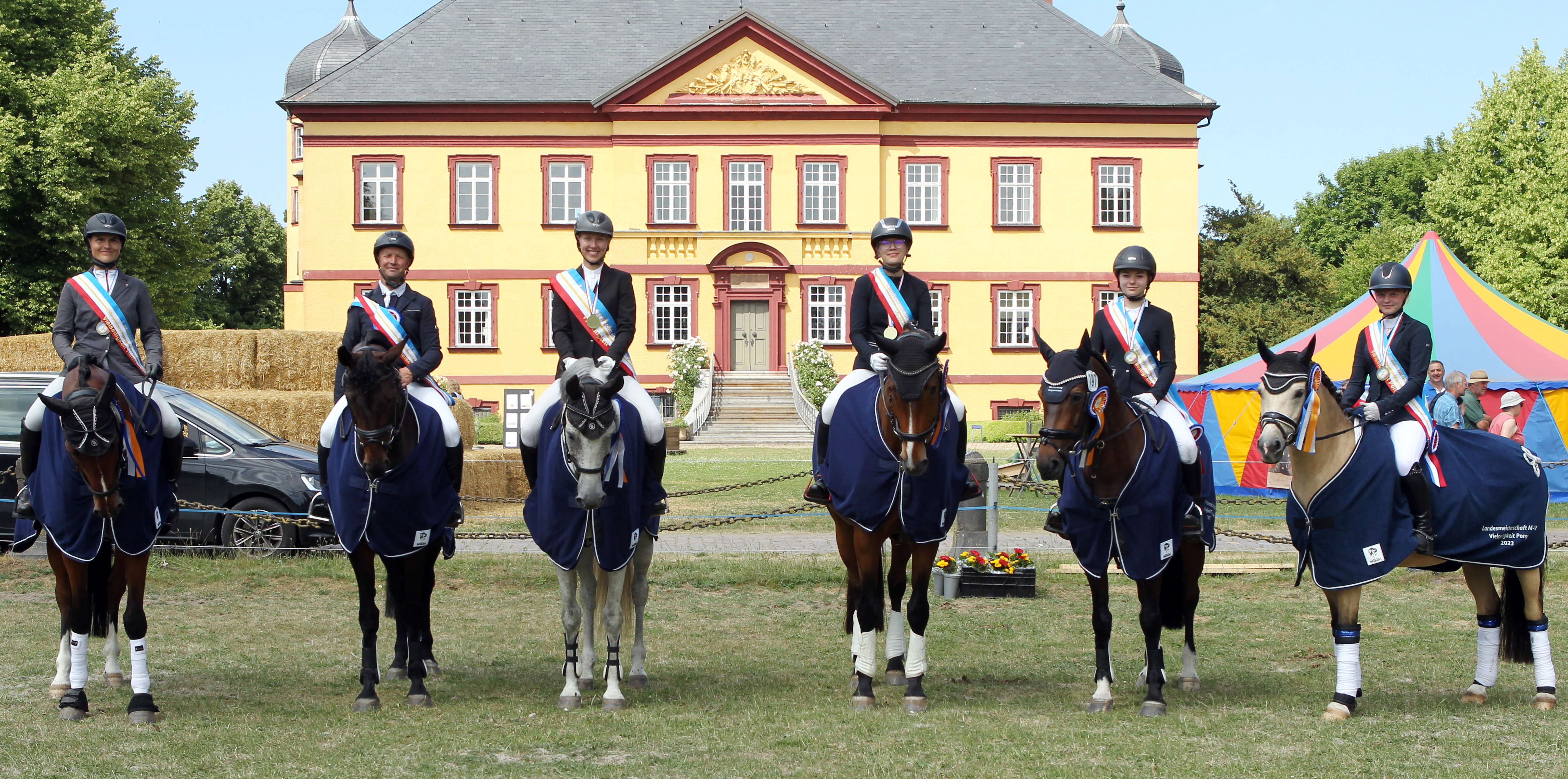 Die neuen Landesmeister v.r.: Leoni Schulz (Poeler SV 1923) mit Coco Dream IP; Clara Sadewasser (RV Zehlendorf-Recknitztal) mit Camea; Emma-Lena Balke (RV Reitstall Kl. Warin) mit Ribery; Katharina Donst (SV Robinson Fleesensee) mit Mona; Andreas Brandt (RSC Neuendorf) mit Grazia K und Marianne Bürenheide (RV Güstrow) mit Cavados. © Jutta Wego