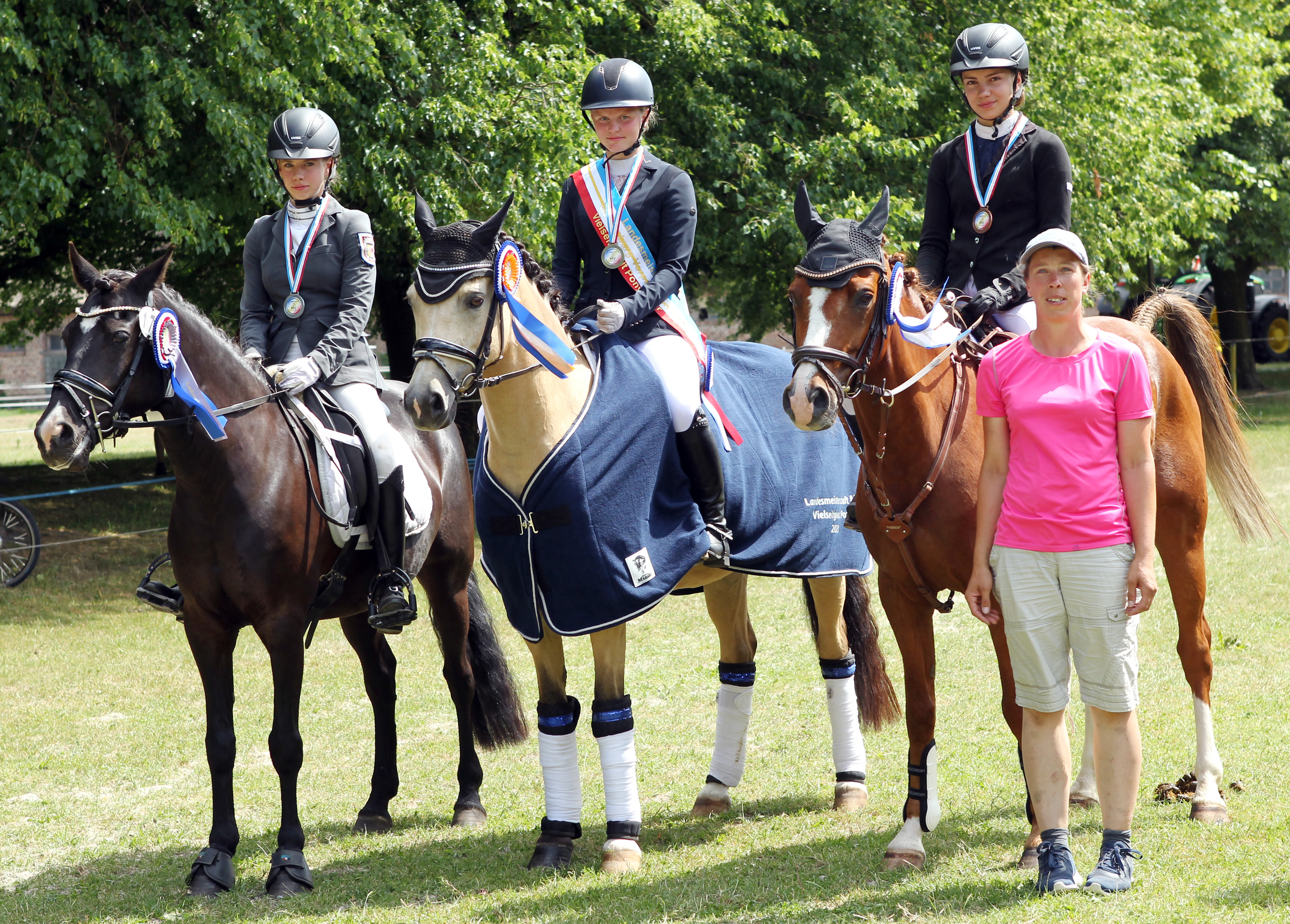 Die Medaillengeinner der Ponyreiter mit Turnierleiterin Manfdy Klan: Bronze Isabella von Maydell (RSG Wöpkendorf) mit Chili Pepper, Gold Leoni Schulz (Poeler SV 1923) mit Coco Dream IP, Silber Lenja Bos (RSG Wöpkendorf) mit Sulea. © Jutta Wego