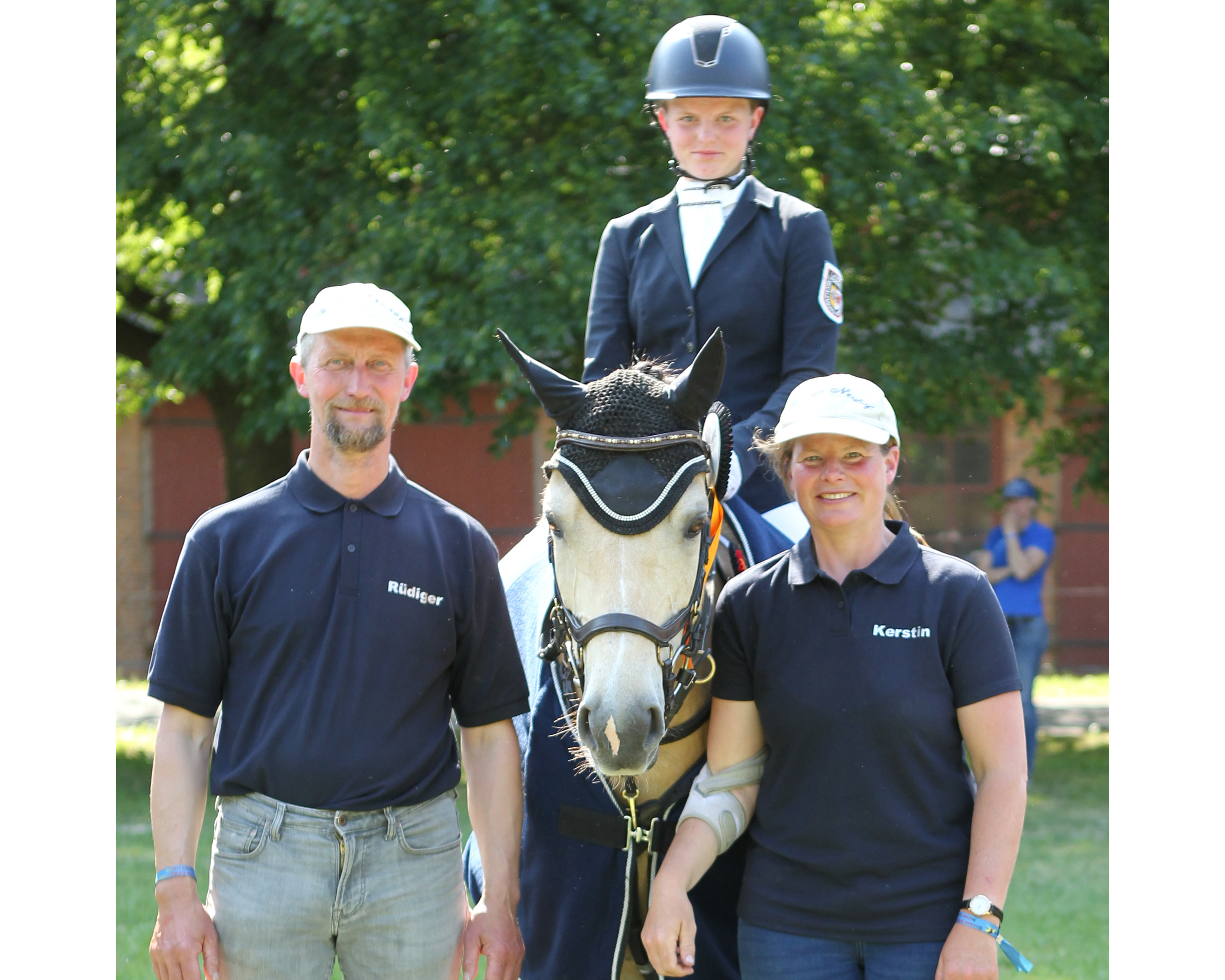 Das sportliche Aushängeschildt des Vereins ist gegenwärtig Leoni Schulz, gerade Landesmeisterin bei den Ponyvielseitigkeitsreitern geworden - hier mit ihren Eltern.