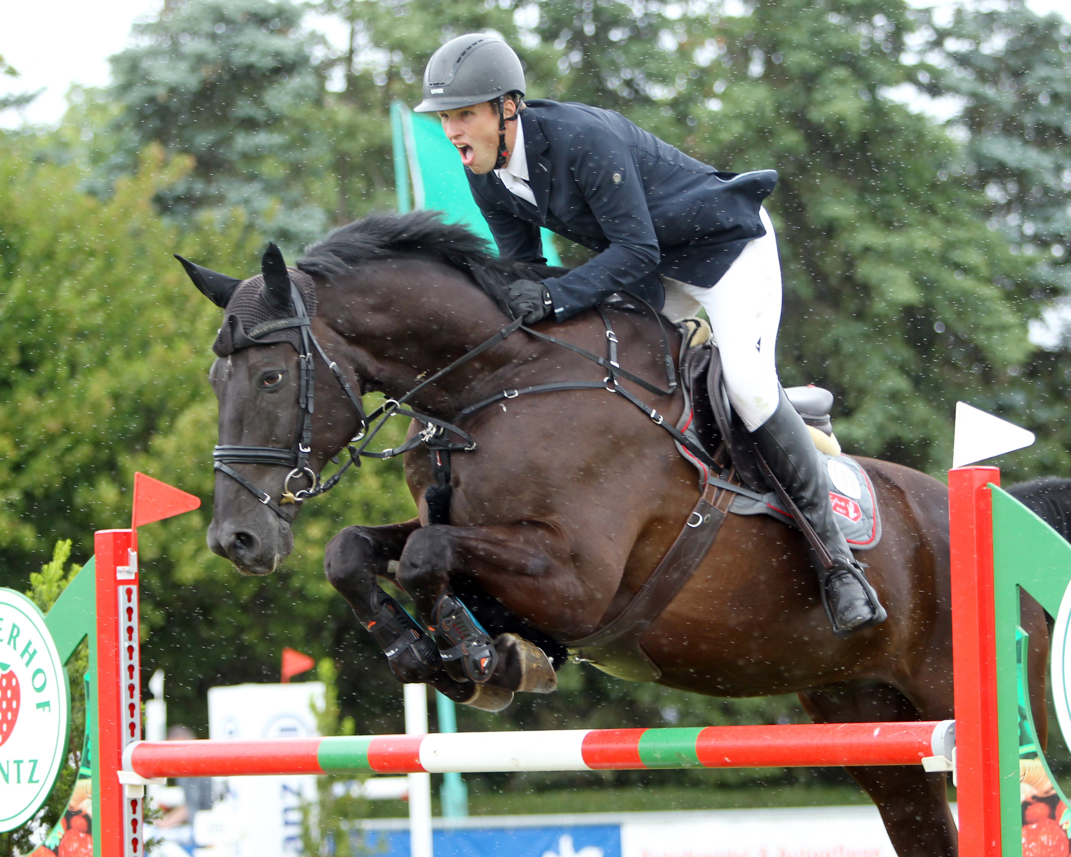 Der 18-jährige Dominik Deepe vom Gastgeber Dersekow ist turniersportlicher Späteinsteiger, hatte im Vorjahr erste Erfolge und wurde auf heimischem Terrain mit Gold Black Zweiter im Jugend M-Springen. © Jutta Wego