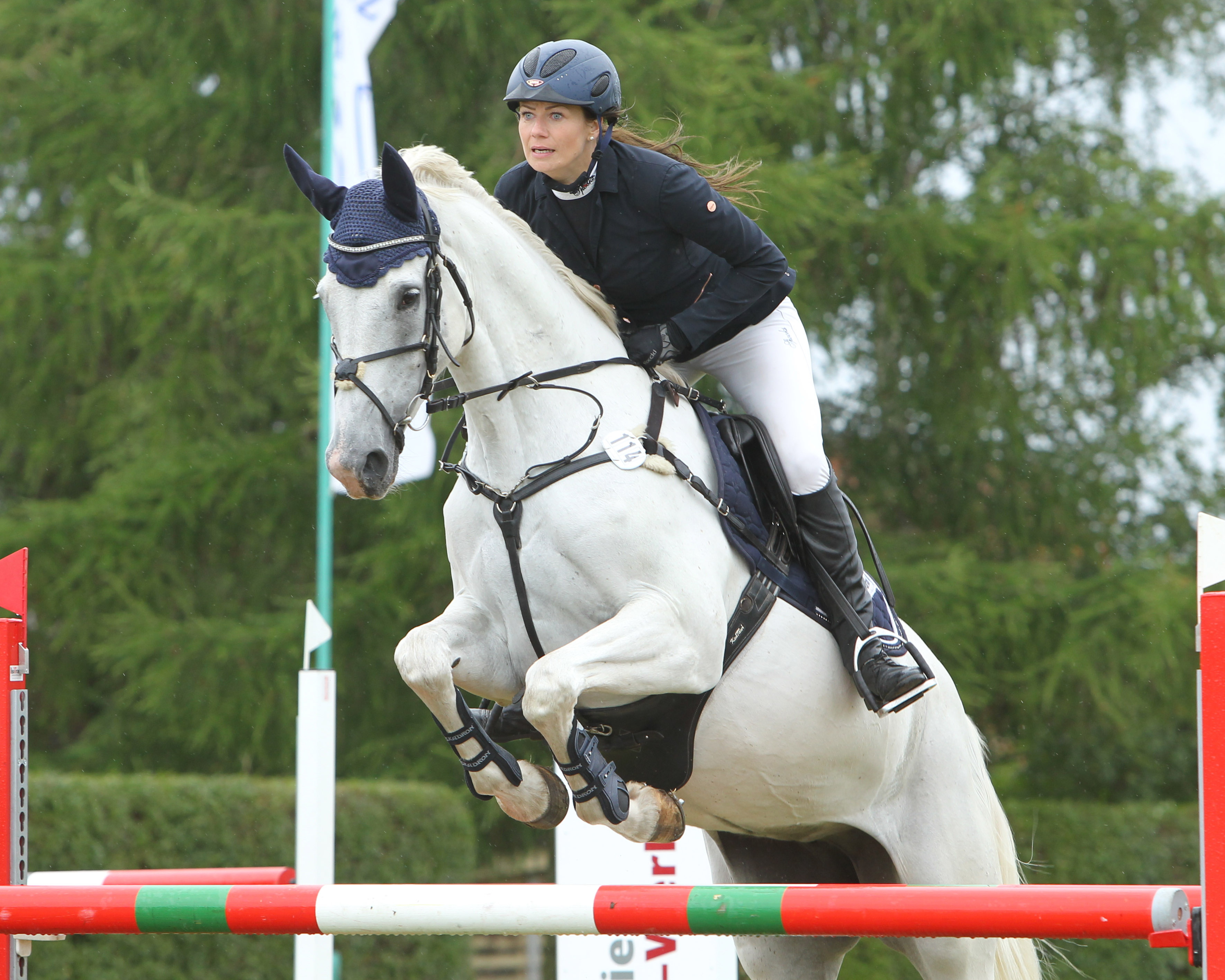 Lisa Rohde aus Neu-Lüdershagen gewann mit Come on Girl ein L-Springen und wurde in Klasse M Zweite und Vierte. © Jutta Wego