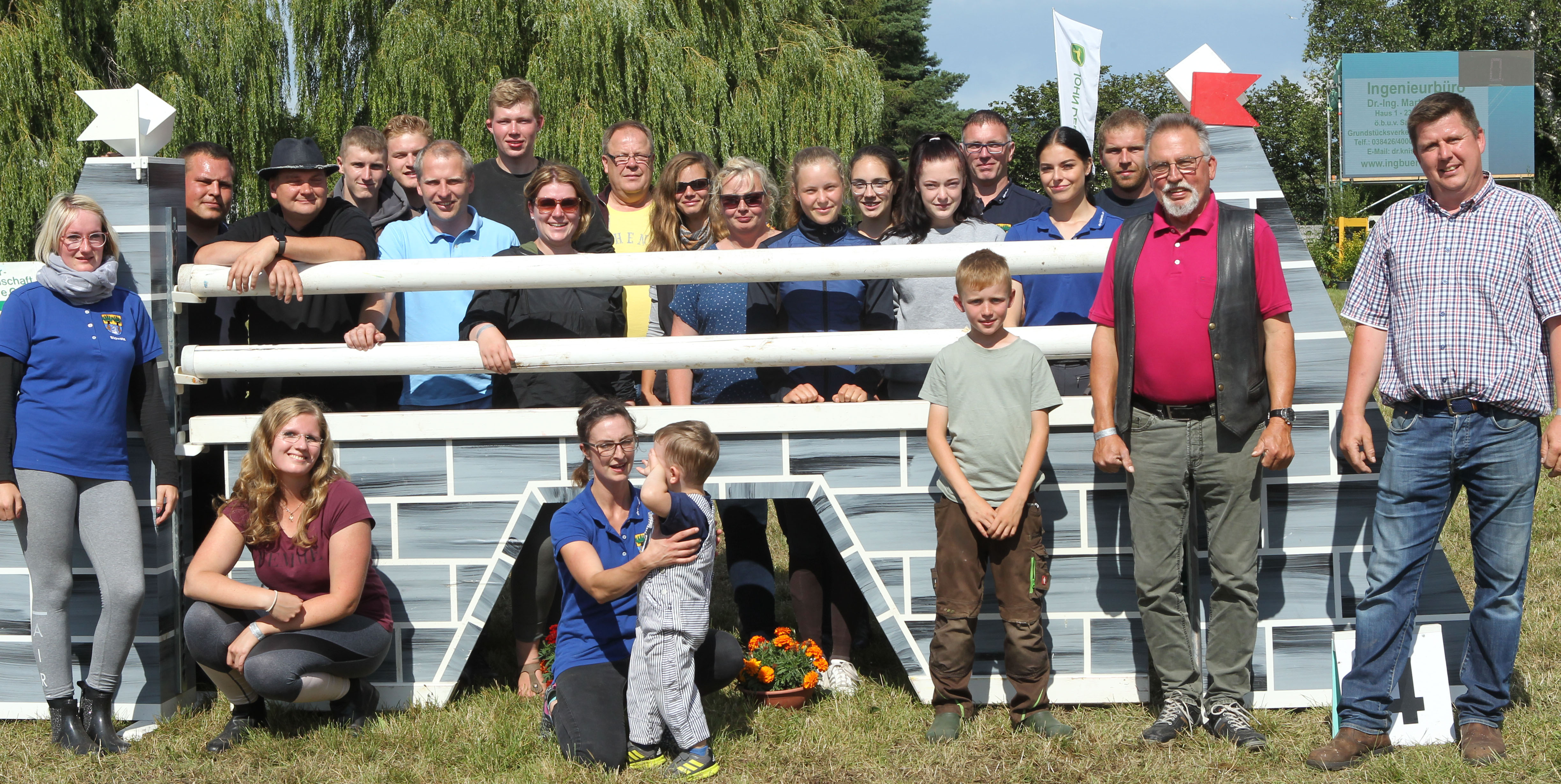 Die Helfer-Crew des RFV Blowatz die sich Jahr für Jahr zusammenfindet um das Reitturnier zu organisieren ist groß. Vorn rechts die Hauptakteure Ingo Meißner und Hans-Joachim Lenschow. © Jutta Wego