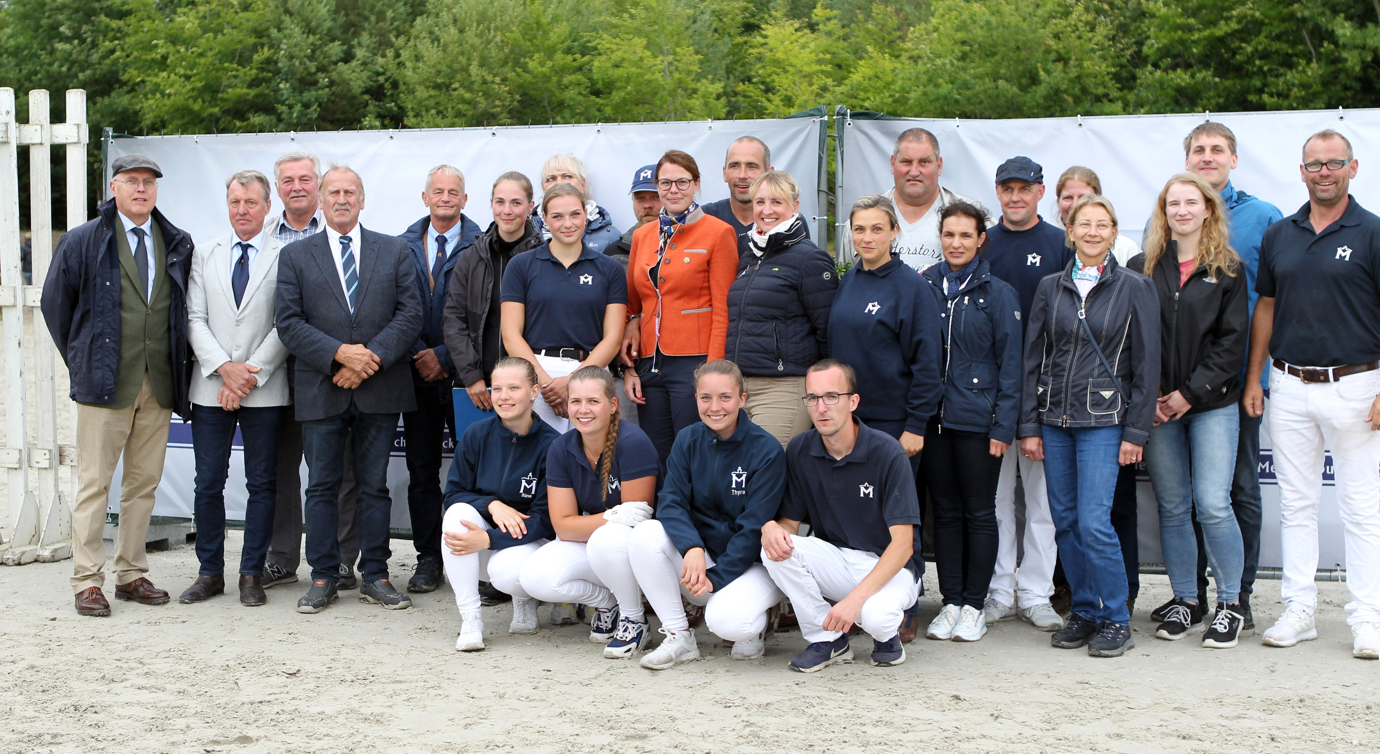 Die Akteure des Landes-Elite-Fohlenchampionats vom 22. Juli in Groß Viegeln. Eine Superveranstaltung mit ausgesprochen engagierten Helfern, Organisatoren und Juroren. Auch Dr. Thomas Nissen (links) der ehemalige Zuchtleiter im Holsteiner Verband, fand lobende Worte. Diese Veranstalung macht Lust auf mehr. © aller Fotos Jutta Wego