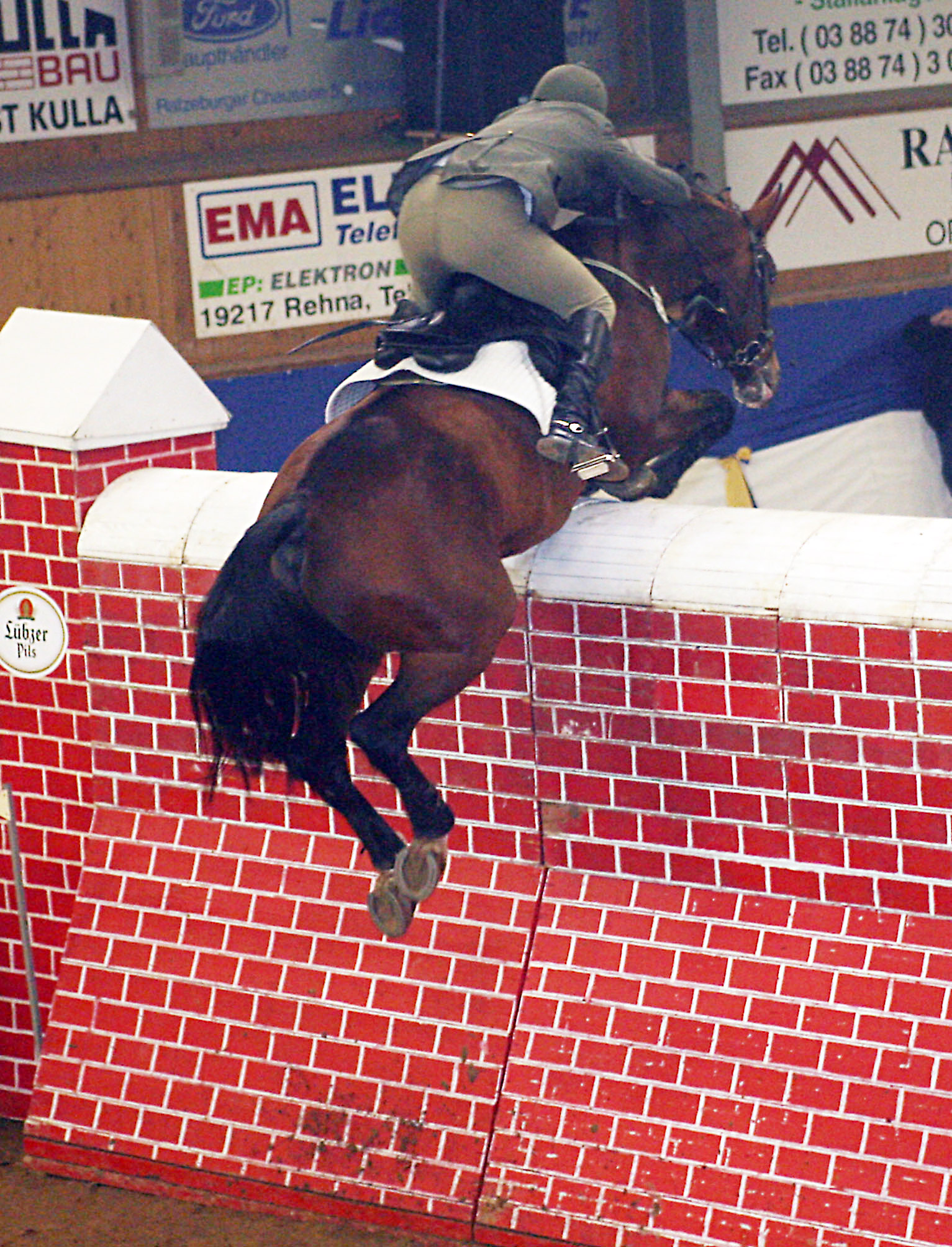 Daniel Wascher beim Sprung über die 2,25m hohe Mauer mit dem Hengst Sergeant Pepper im Jahre 2007. © Jutta Wego