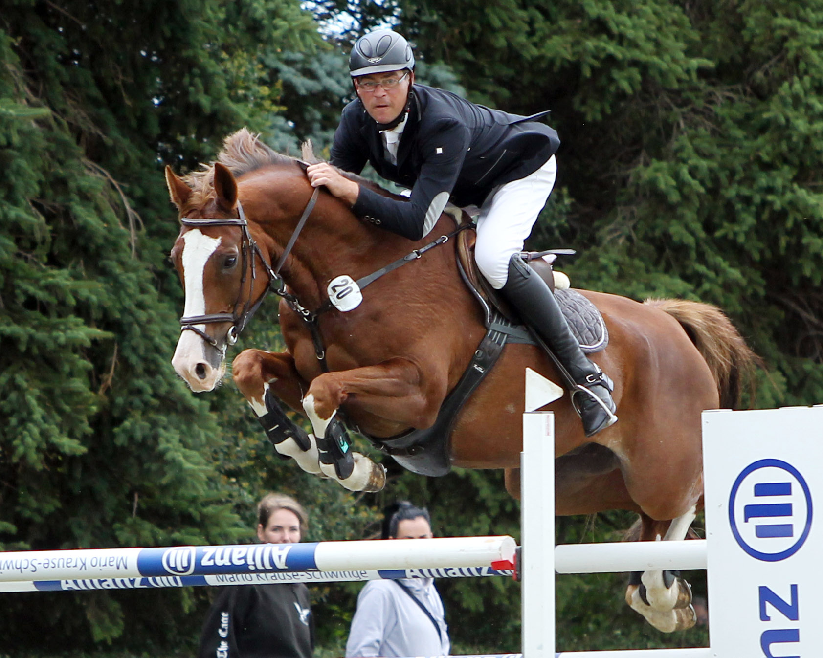 Trotz 4 Fehler im Stechen gewann Stefan Hentschel mit dem 13-jährigen Baltasar, den sein Vater Jürgen Hentschel gezogen hat, das S-Springen, den Großen Preis von Woldegk. © Archiv Wego