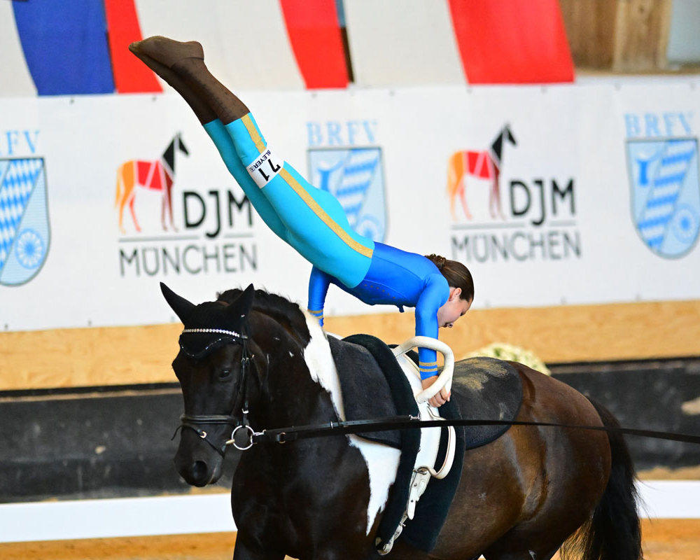 In Voltigierkreisen wird der Gewinn der Goldmedaille von der 12-jährigen Amari Santamaria Diaz aus Userin bei Neustrelitz, den sie mit ihrem einfarbigen Lewitzer Meran und Hauke Thümmler an der Longe gewann, als Sensation eingestuft. © Daniel Kaiser