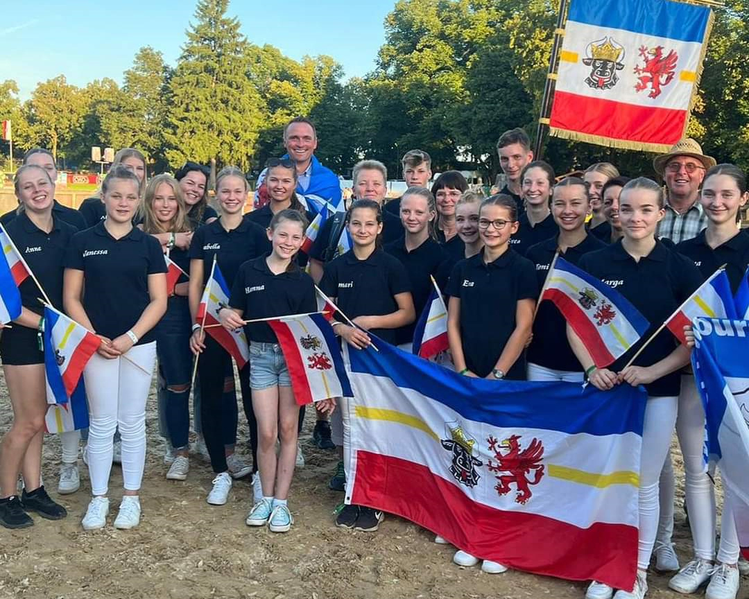Das 25-köpfinge Team an Voltigierern, Springreitern, Dressurreitern, Mannschaftsleitern und Betreuern aus Mecklenburg-Vorpommern bei der Deutschen Jugendmeisterschaft in München. © privat