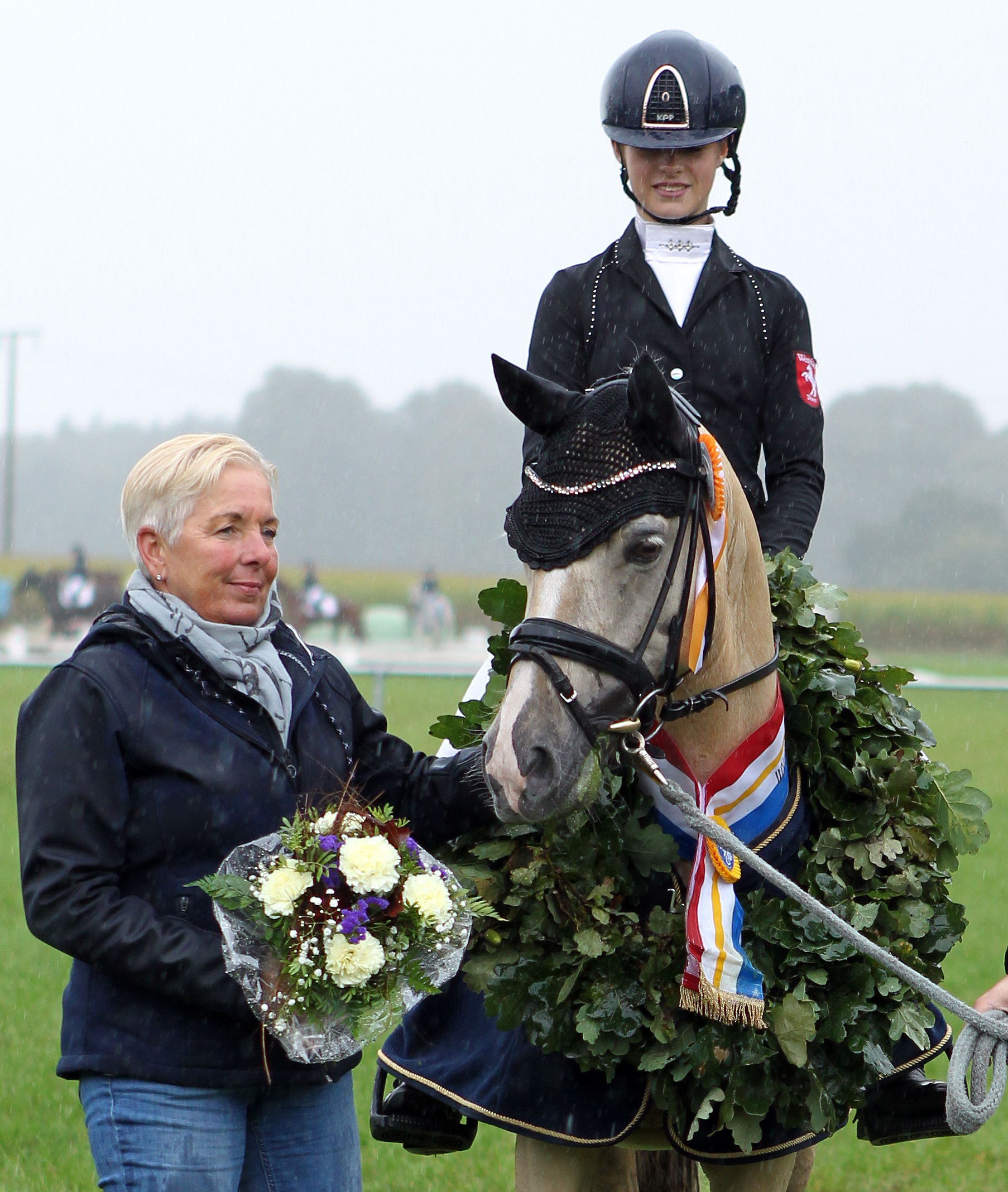 Das 6-jährige Dressurpony Goldherz 3 bei der Ehrung als Landeschampion in Wöpkendorf 2022. In Warendorf war der Hesselteich’s Golden Dream Sohn unter Coralie Zumbansen das erfolgreichste MV-Pony. © Jutta Wego