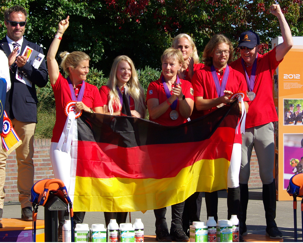Das deutsche Distanzteam mit Sabrina Arnold, Alexandra Weitz, Ursula Klingbeil, Equipechefin Annette Kaiser, Nico Helta und Bernhard Dornsiepen gewinnt Bronze bei den Europameisterschaften in Ermelo. Foto (c): Renan Borowicz