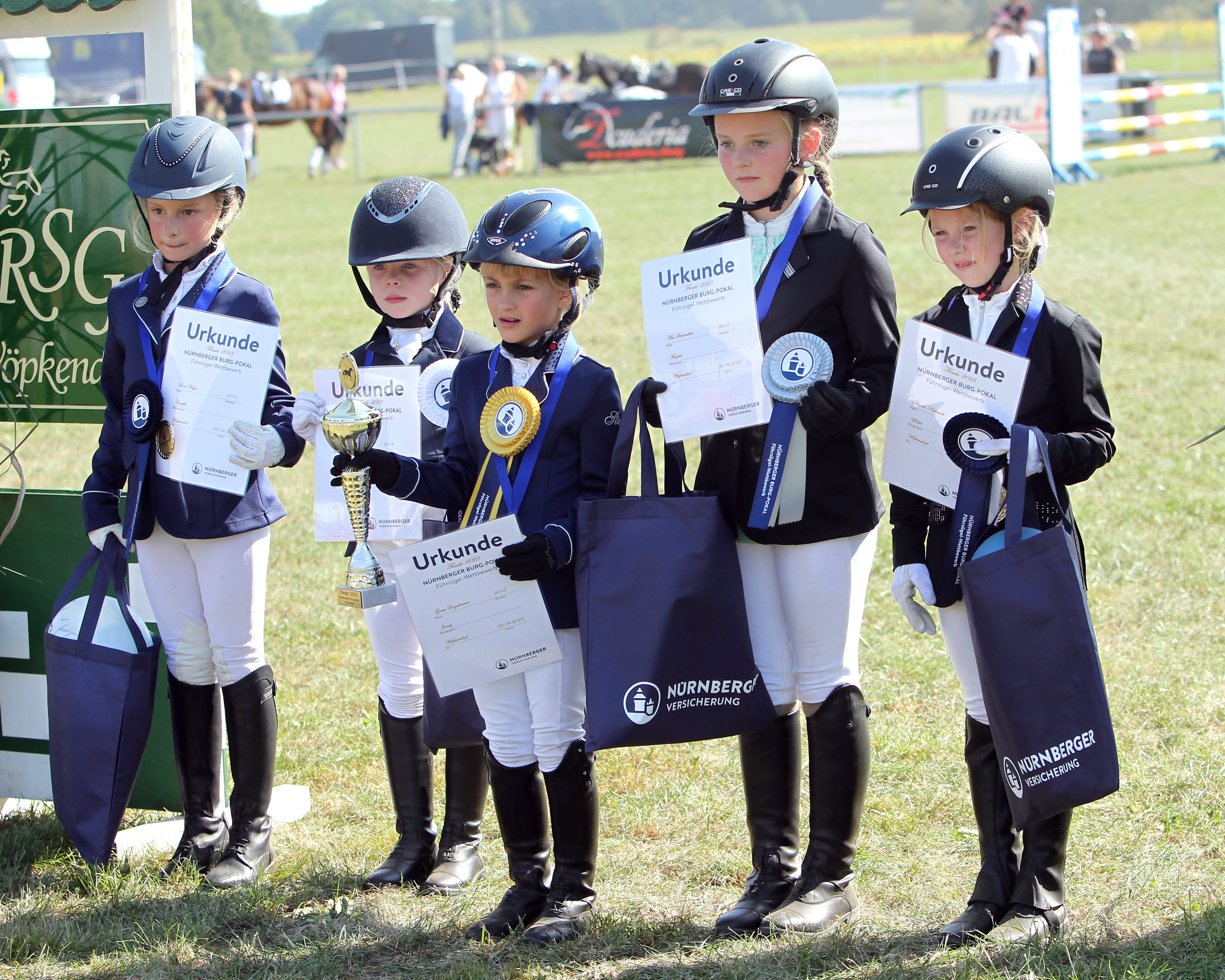 Auch das Finale des NÜRNBERGER Burgpokal 2023 im Führzügelwettbewerb fand in Wöpkendorf statt. Siegerin wurde Greta Engelmann (Weitenhagen), 2. Mia Steinweller (Elmenhorst, 3. Leni Schröder (Dargun), 4. Lena Weylo (Wusterhusen, 5. Amelie Klabunde (Wöpkendorf). © Jutta Wego