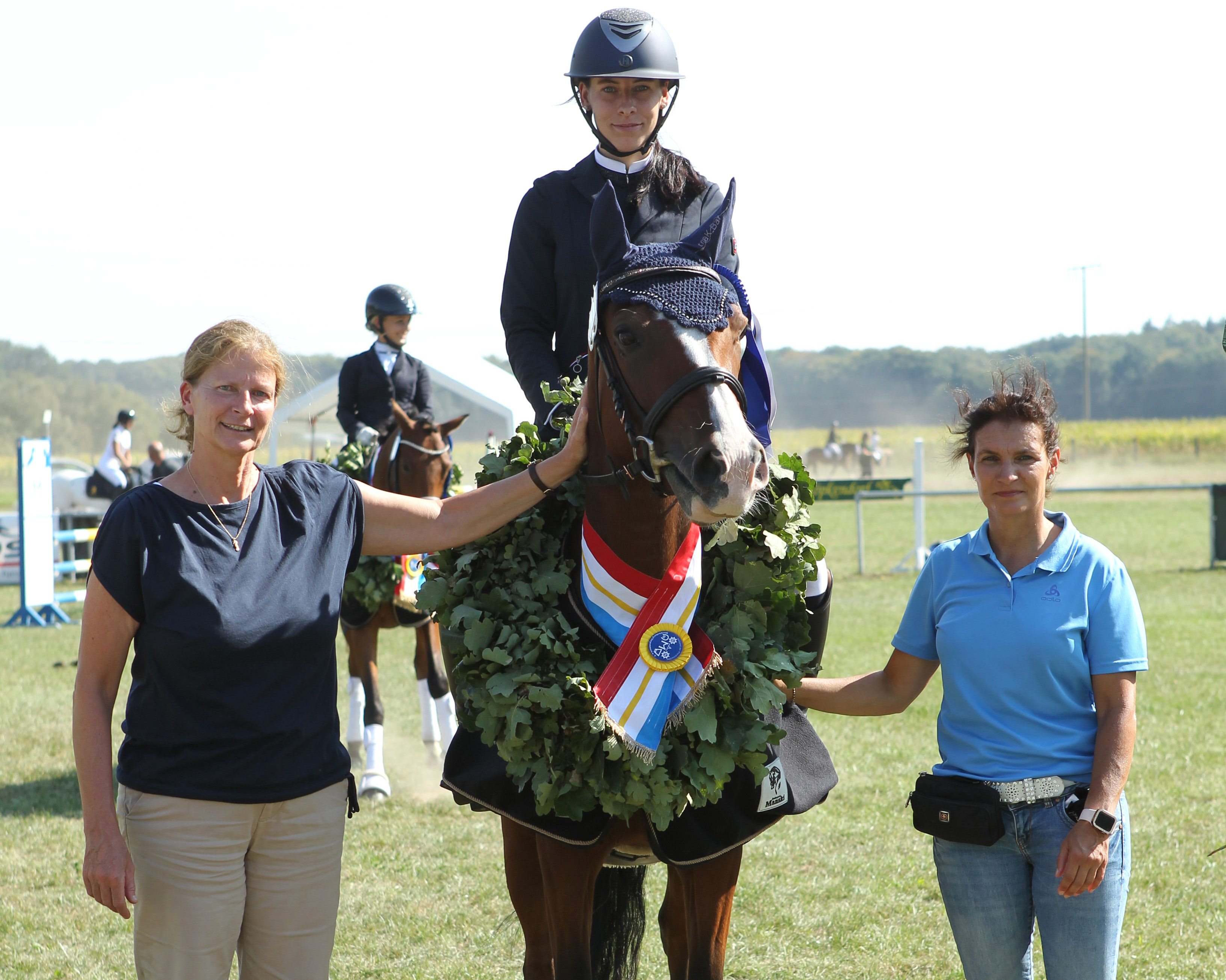 Anna-Lena Finck (Zehlendorf) gratulierten die Verbandsvertreterinnen Sandra Engelmann (r.) und Heike Fischer zum Sieg mit Nami-RP im Championat der Springponys. © Jutta Wego