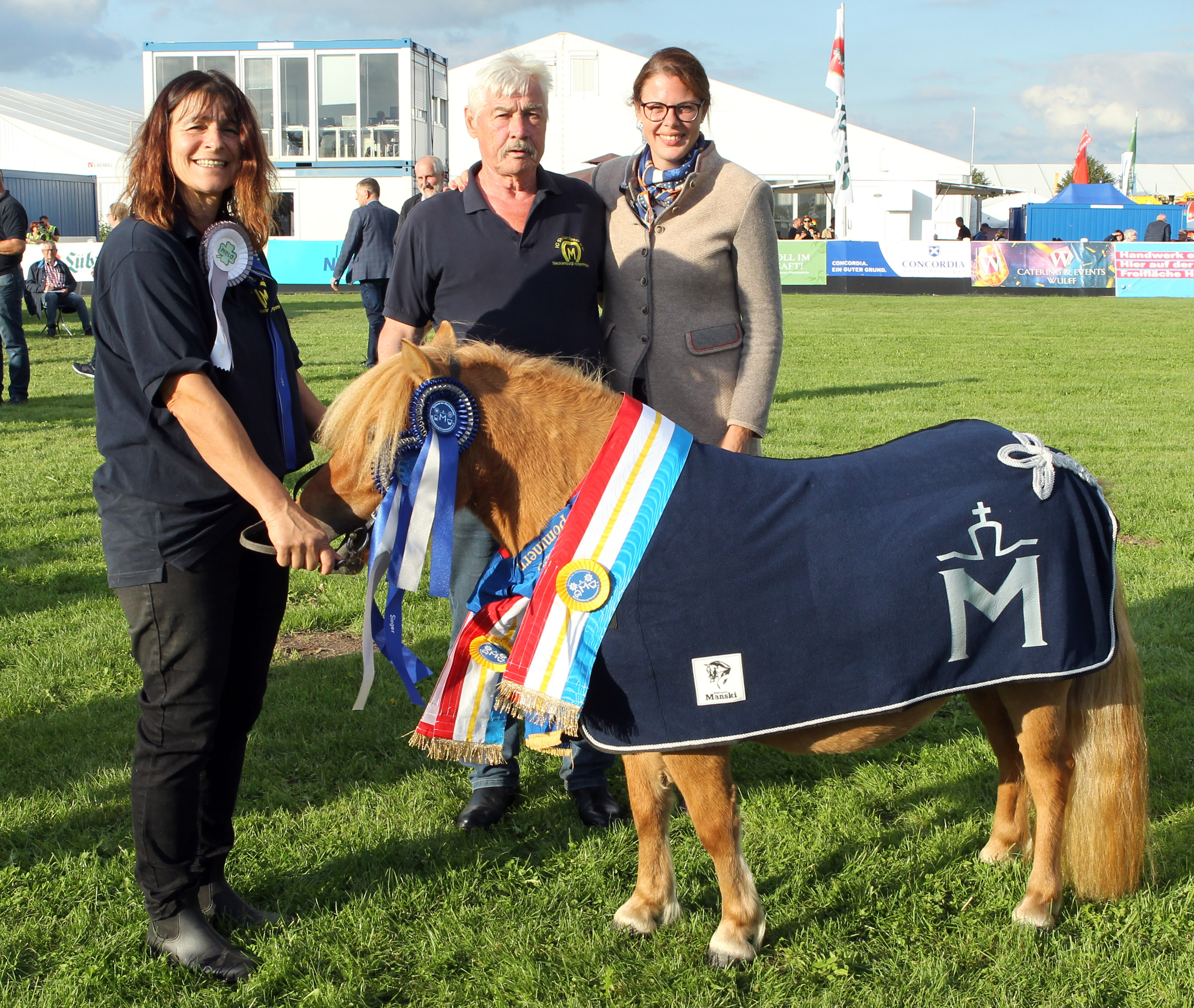 Miss Mela der Shetlandrassen CIM (Original Shetlandpony) v.r. Karoline Gehring (Zuchtleiterin Pferdezuchtverband MV), Gisbert Koch (Züchter), Sabrina Diedrich (Vorführerin aus Nürnberg) Kat.Nr. 32. © Jutta Wego