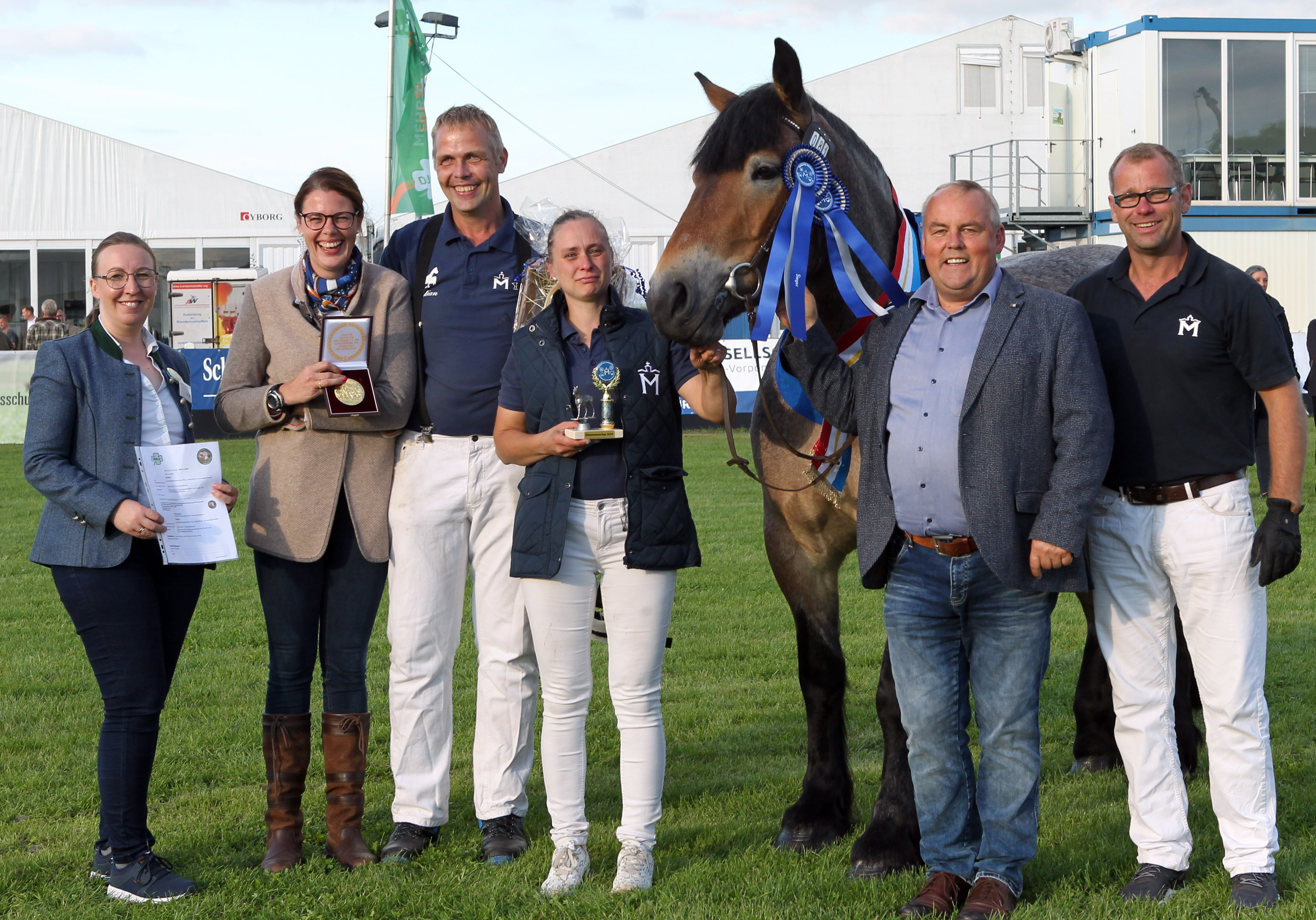 Miss Mela der PKS-Rassen (außer Shetland) LÄRCHE (Rheinisch Deutsches Kaltblut) v.r. Rocco Henning (Vorführer), Jörg Hasselmann (Verbandspräsident), Susi u. Christian Platzeck (Züchter u. Aussteller), Karoline Gehring (Zuchtleiterin Pferdezuchtverband MV), Elisabeth Aßmann (Staatssekretärin im Landwirtschaftsministerium MV) Kat.Nr. 81. © Jutta Wego