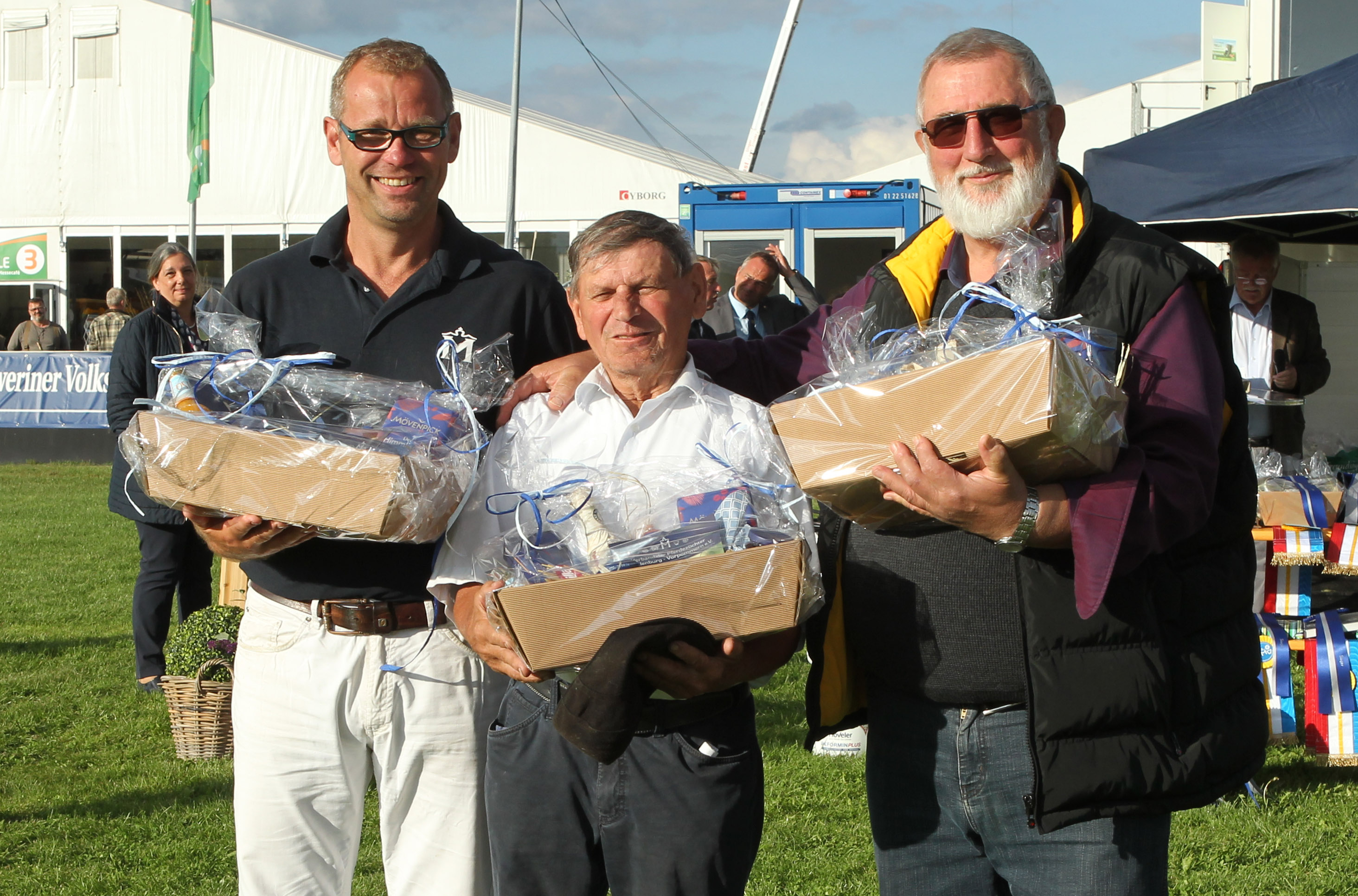 Die drei geehrten bei der Landes-Elitestutenschau 2023: v.r. Uwe Witt (Sanitz), Siegfried Finck (Zehlendorf), Rocco Henning (Sternfeld). © Jutta Wego