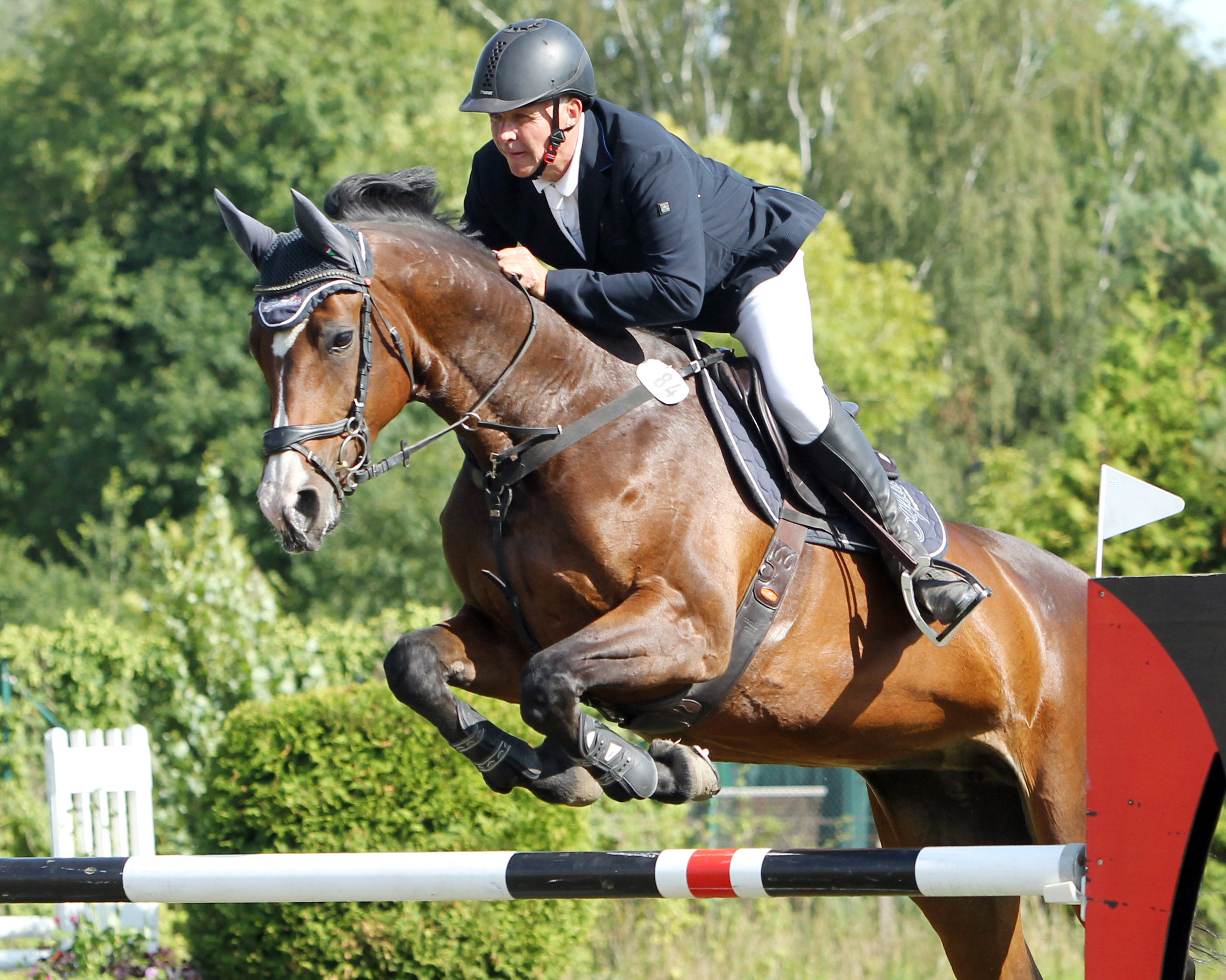 Der Landesmeister der Ü40-Amateure, Silvio Stövhase aus Pinnow, der für Crivitz reitet, gewann auf Cera-B ein M-Springen. © Archiv Wego