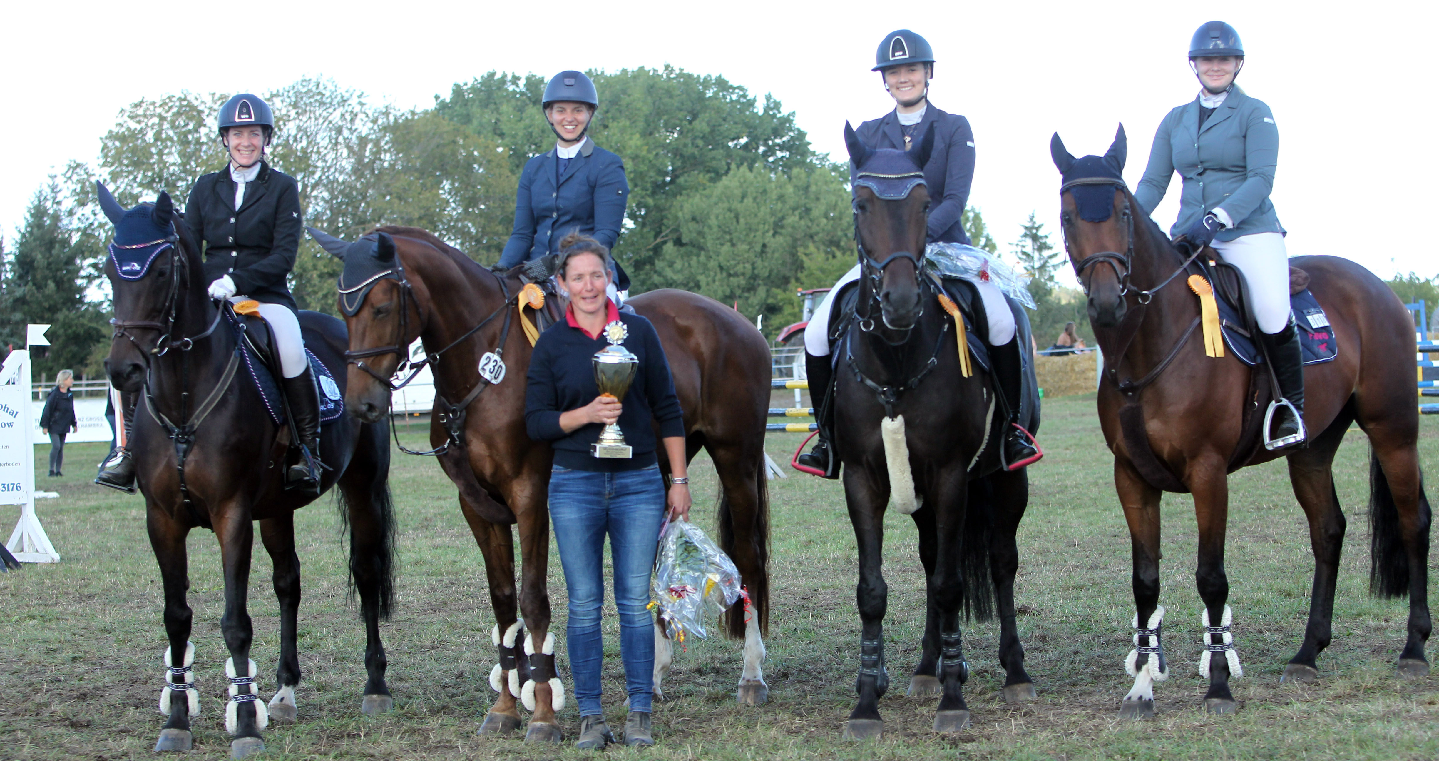 Das Sieger-Team des RFV Schwaan mit Kathleen Streit-Pottmeyer, Sabine Hoyer, Mannschaftsleiterin Franziska Gabel, Anna-Chantal Burmeister und Alexa Burmeister. © Jutta Wego
