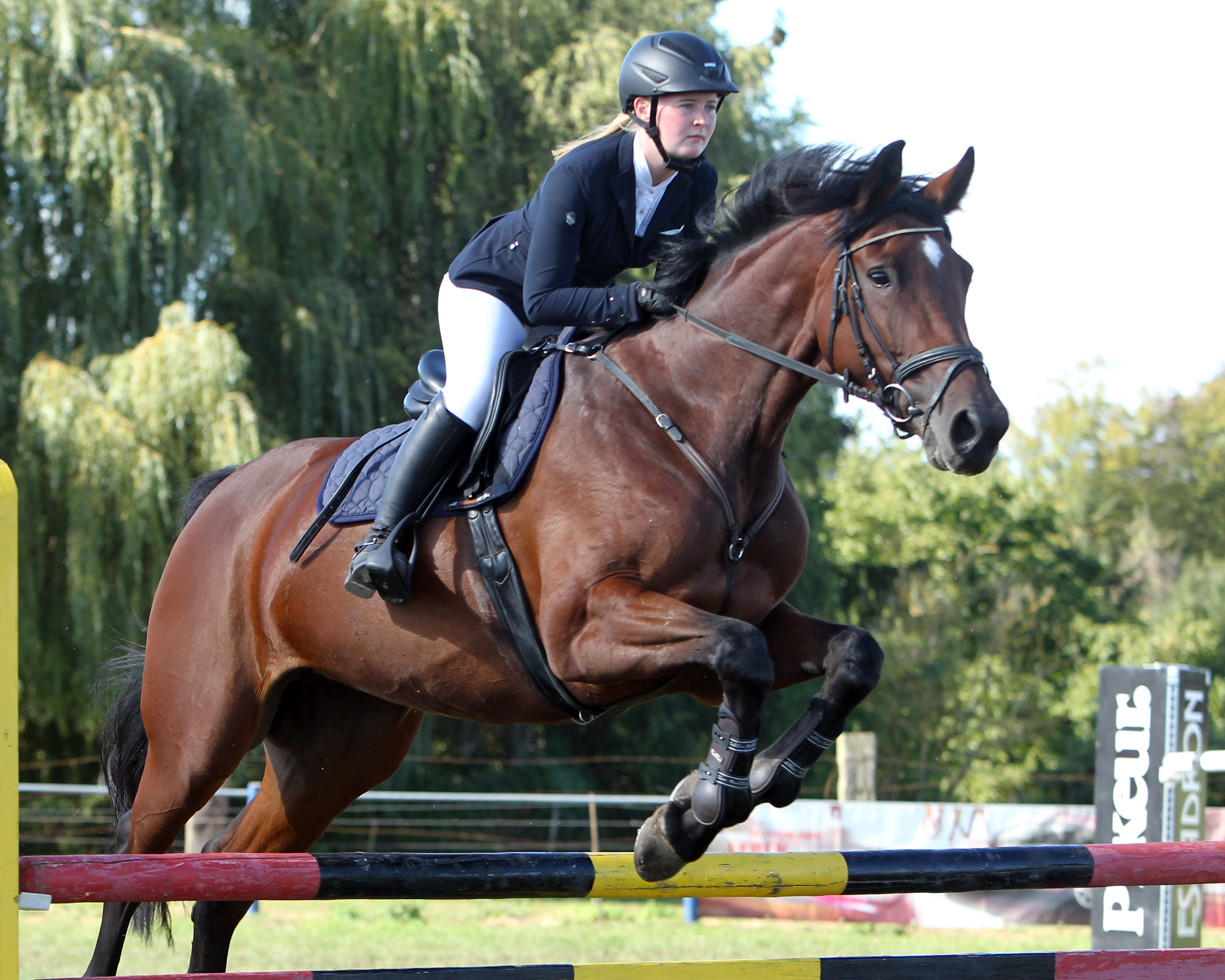 Die 20-jährige Celina Kurth trug auf Lordiwa mit einem Sieg im Stilspringen Klasse A zu den Erfolgen des Gastgebervereins bei. © Jutta Wego