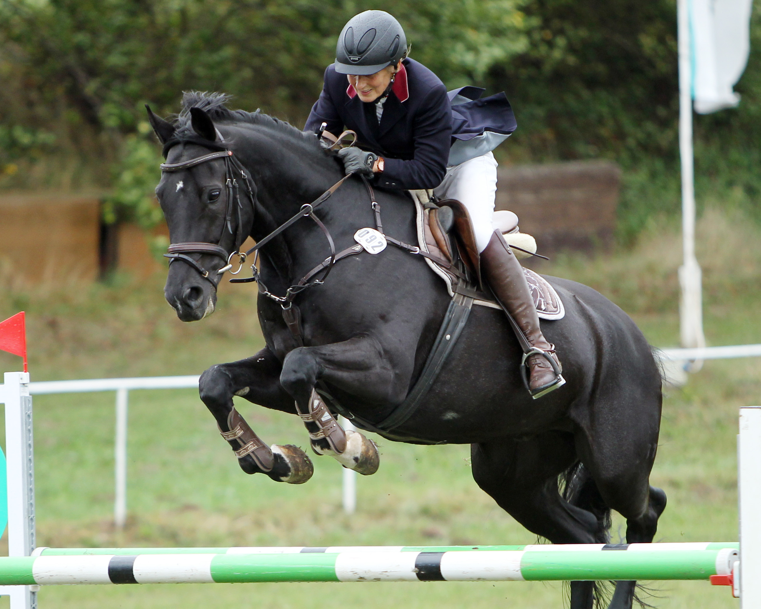 Die 70-jährige Christa Heiden aus Alt Sammit macht im Sattel immer noch eine sehr gute Figur. Im Finalspringen der Großen Tour wurde sie mit Ranger Dritte. © Jutta Wego