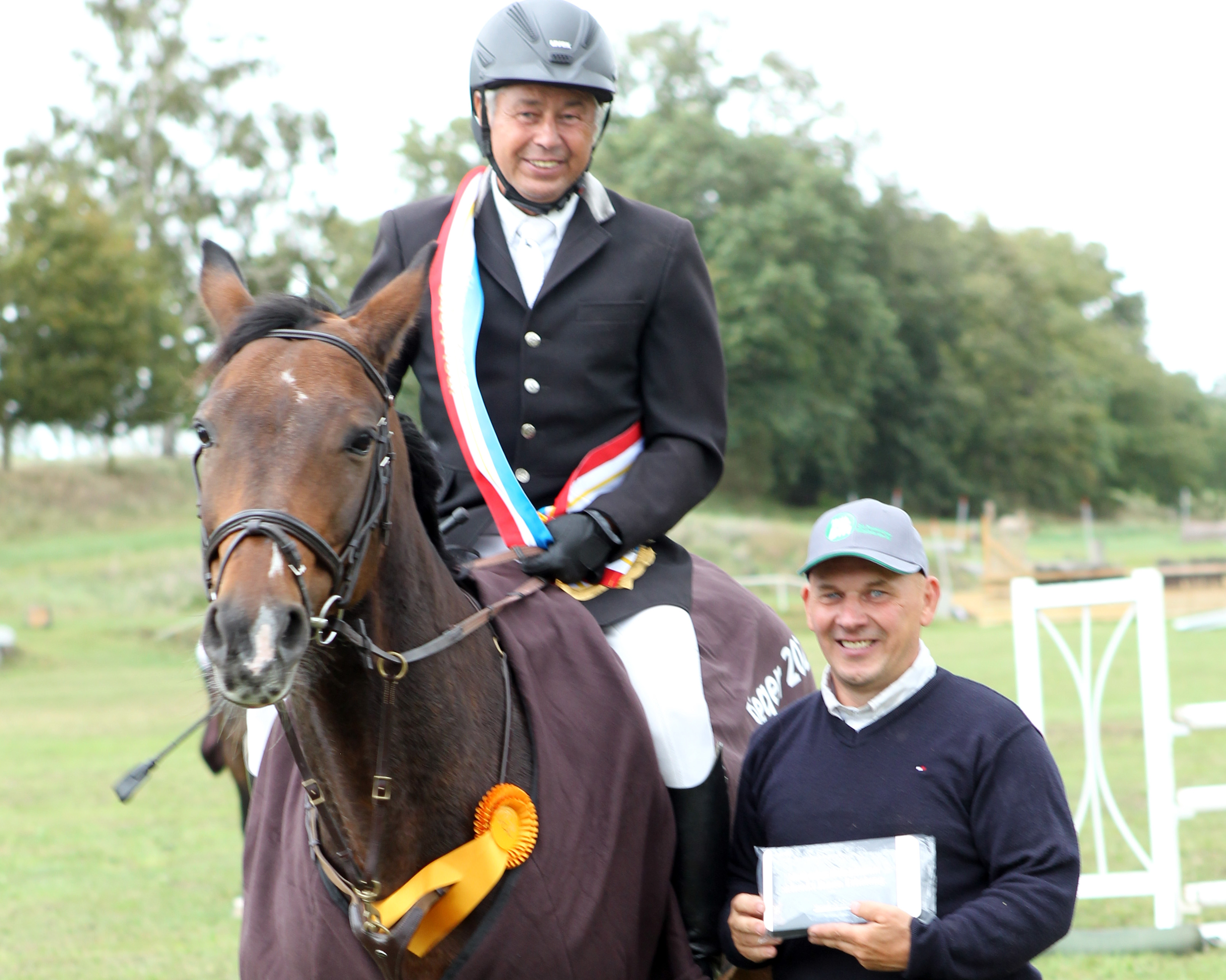 Zum Sieg in der Kleinen Tour des Ü40 Amateur-Spring-Cup 2023 konnte Turnierleiter Enrico Finck Harald Heiden vom RV Seenland - Klein Labenz gratulieren. © Jutta Wego