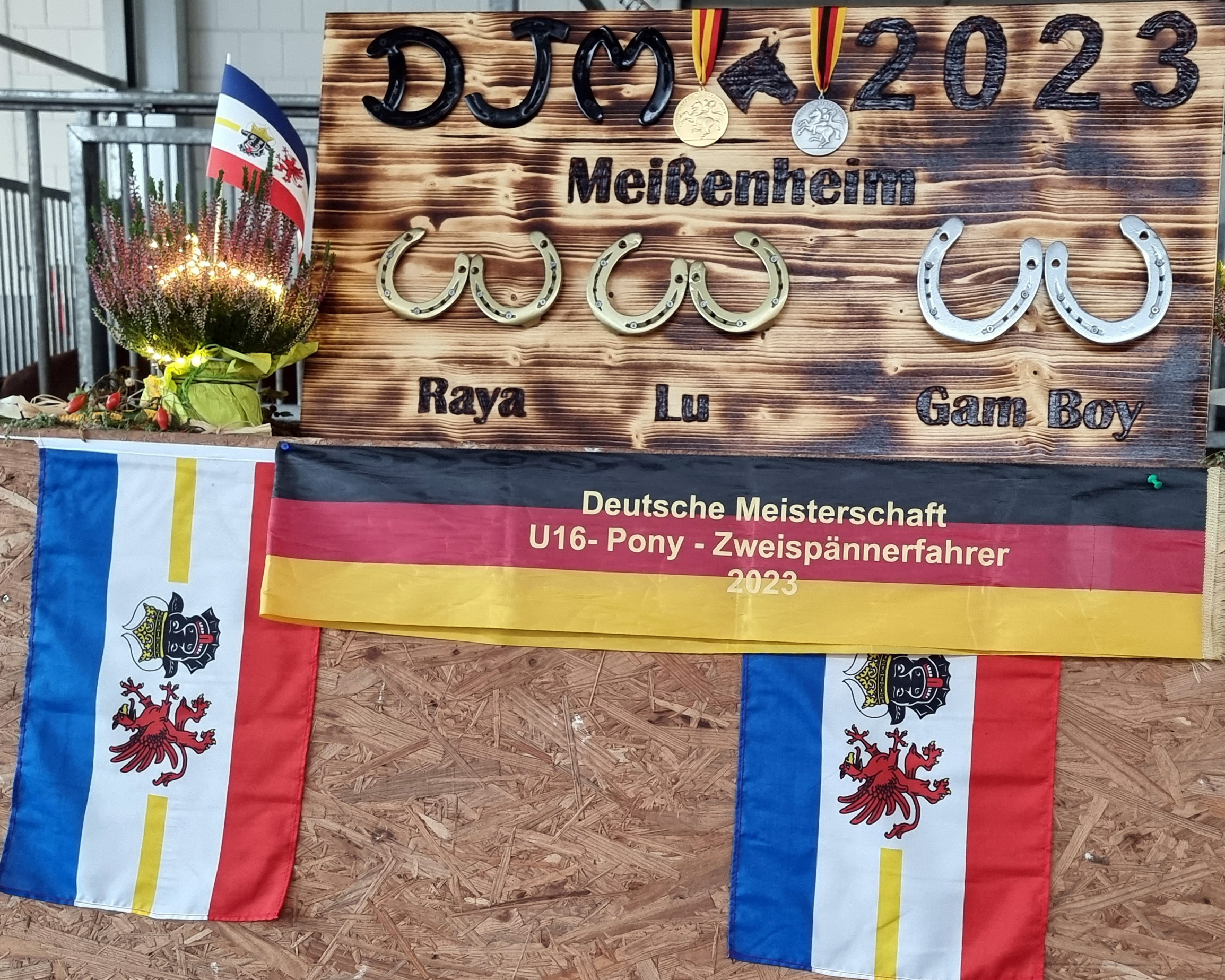 Diese liebevoll gestaltete Tafel vor den Boxen ihrer Pferde gestalteten die Nachwuchsfahrer. Raya, Lu und Gam Boy sind die Ponys/Pferd der Feschwister Michele und Marvin Schildt. © Jutta Wego