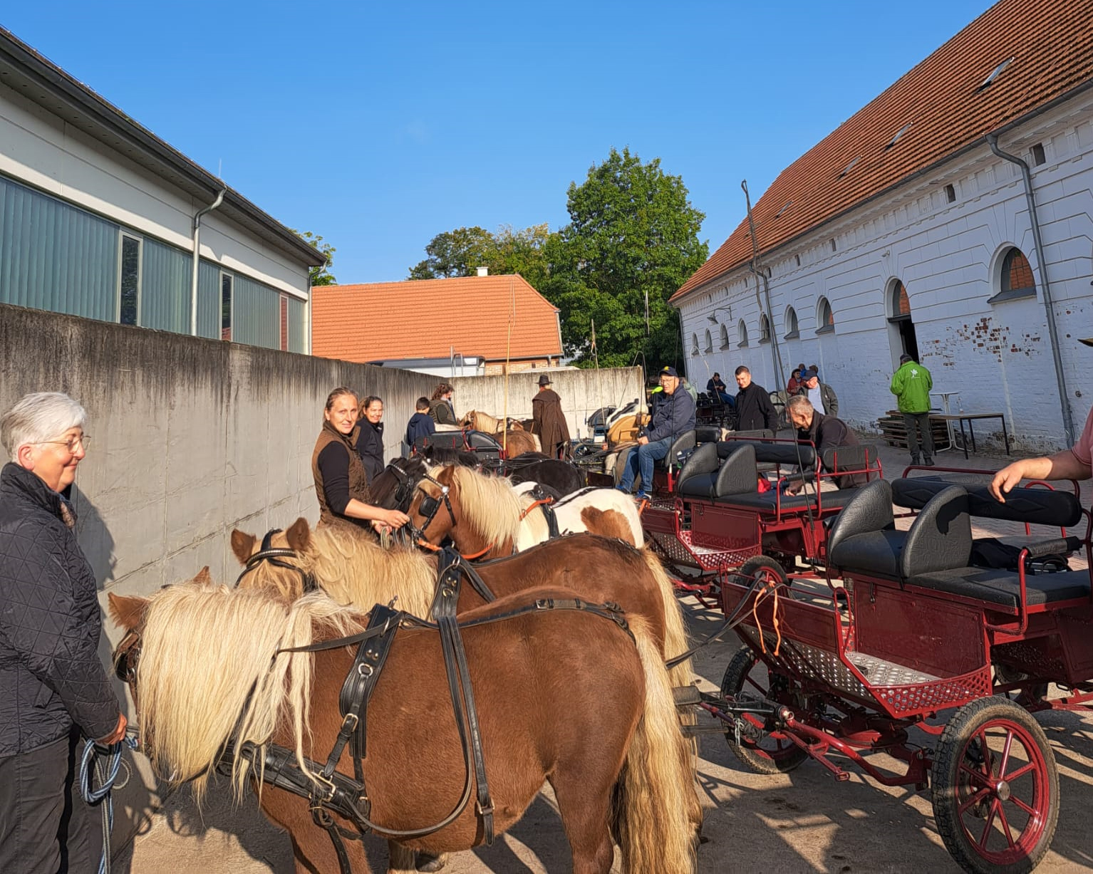 Aufstellung der Gespanne vor der Abfahrt.