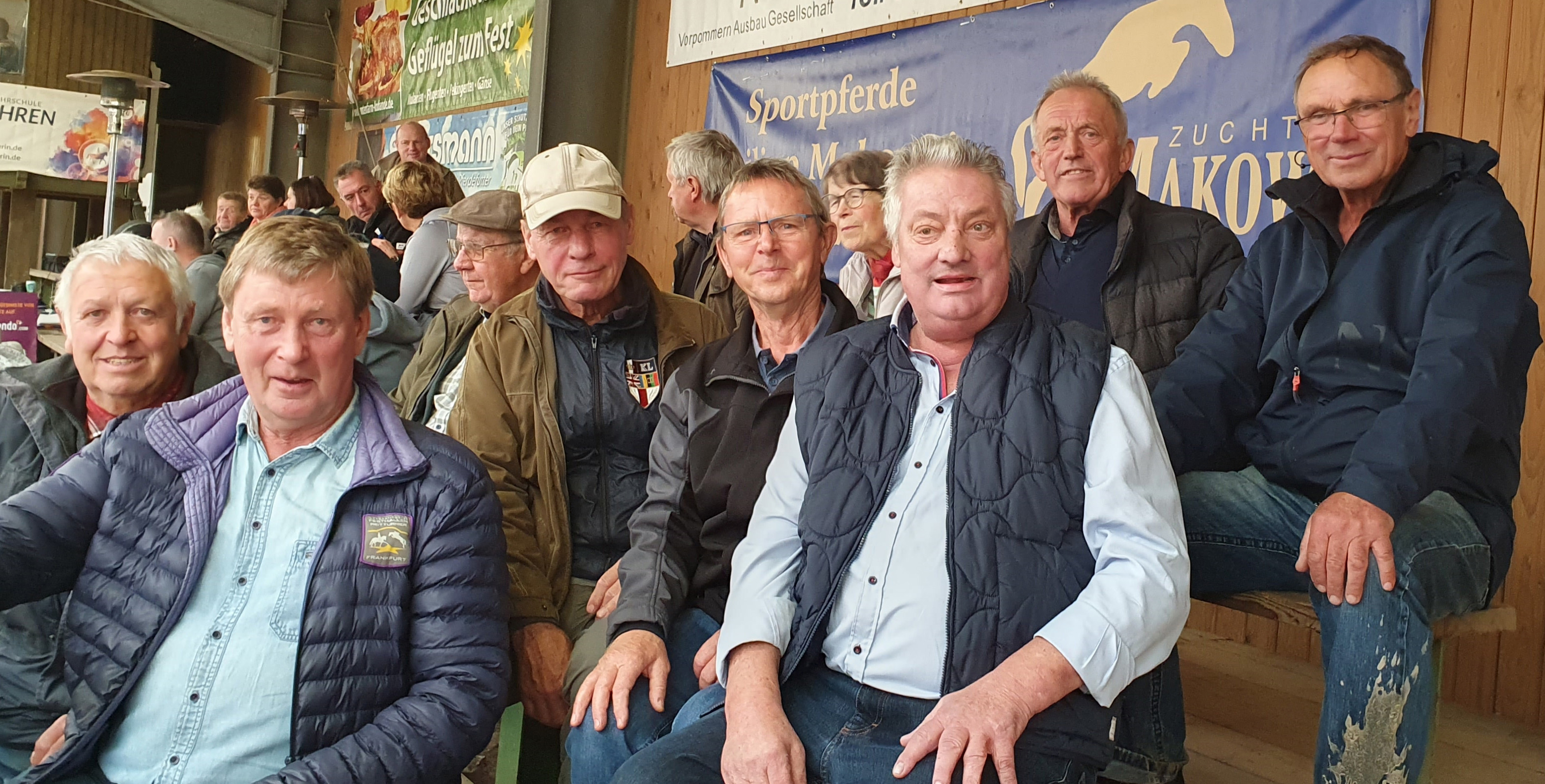 Gadebusch war auch Treffpunkt einer „alten Reitergarde“ früherer Jahre: v.r. Roland Mähling, Klaus Lehrfeld, Dr. Lothar Makowei, Norbert Schwedt, Manfred Laube, Bernd Peters und Peter Lembke. © Jutta Wego