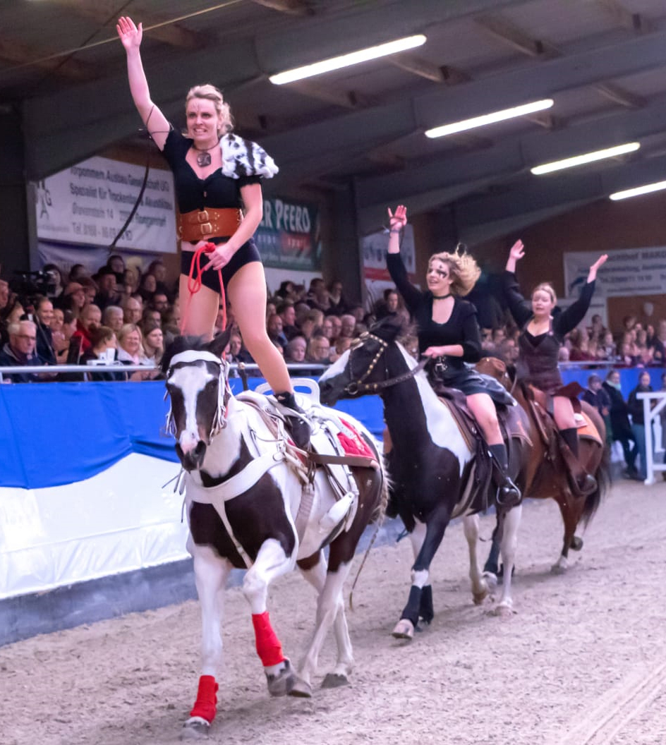 Das Publikum war begeistert von den Lektionen des 16-jährigen Shetlandpony Joschi und den Stunts der Damenriege von der Pferdeschule Weser Ems. © KaLo