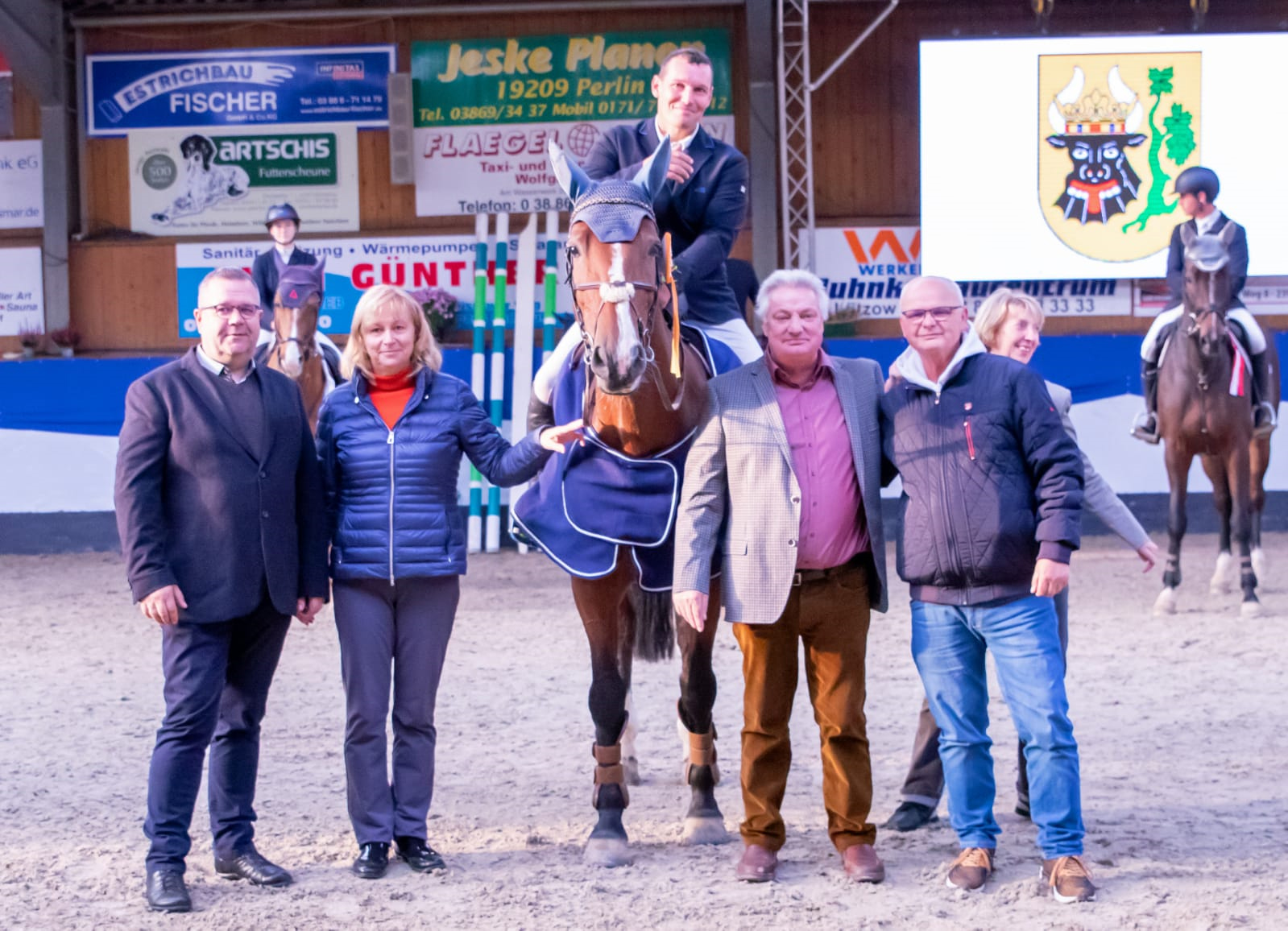 Bürgermeister Arne Schlien, Landtagsabgeordnete Christiane Berg (beide CDU), Turnierleiter Dr. Lothar Makowei, Sponsor Andreas Neumann und Anngret Eisermann gratulieren Christof Kauert zum Sieg im Großen Preis der Stadt Gadebusch. © KaLo