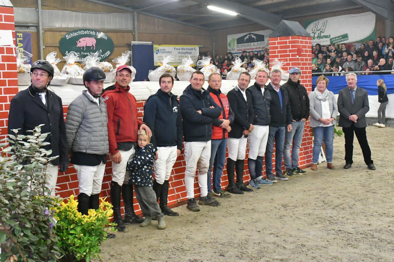 10 Sieger, die in zurückliegenden Jahren das Mächtigkeitsspringen in Gadebusch gewann, folgten der Einladung um Dr. Lothar Makowei und seiner Ehefrau Kerstin (r.). Sie verfolgten gespannt die Präsentation, die Wiebke Tolksdorf, Birthe Makowei und André Holste mit Fotos von Jutta Wego zusammengestellt haben. V.r. Heiko Schmidt, Siegmar Ströhmer, Thomas Kleis, Marcel Buchheim, Daniel Wascher, Christof Kauert, Philipp Makowei, Jan Peters, Carsten Titsch und Karl-Friedrich Matthiessen. © Maik Freitag