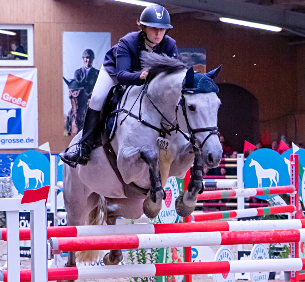 Rica Marlene Scholz von der Pferdesport Arena Schloss Wendorf hat mit dem 10-jährigen Schimmel Casadimo die beiden ersten Springen der Großen Tour gewonnen. © KaLo