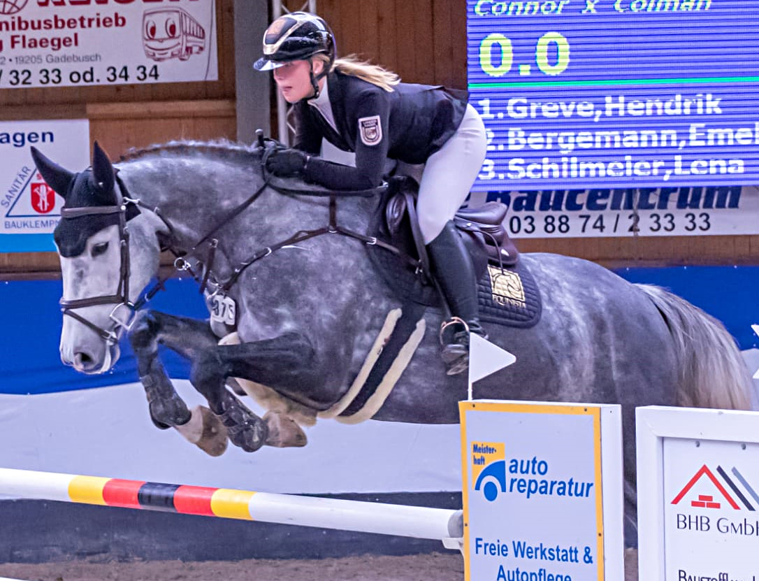 Einen Bilderbuch Ritt lieferte die 15-jährige Emma Wiktor (Trent) mit dem Schimmel Prosecco van Heiste im Nachwuchsreiter-Stilspringen Klasse M der mit dem Sieg und Note 8,8 belohnt wurde. © KaLo