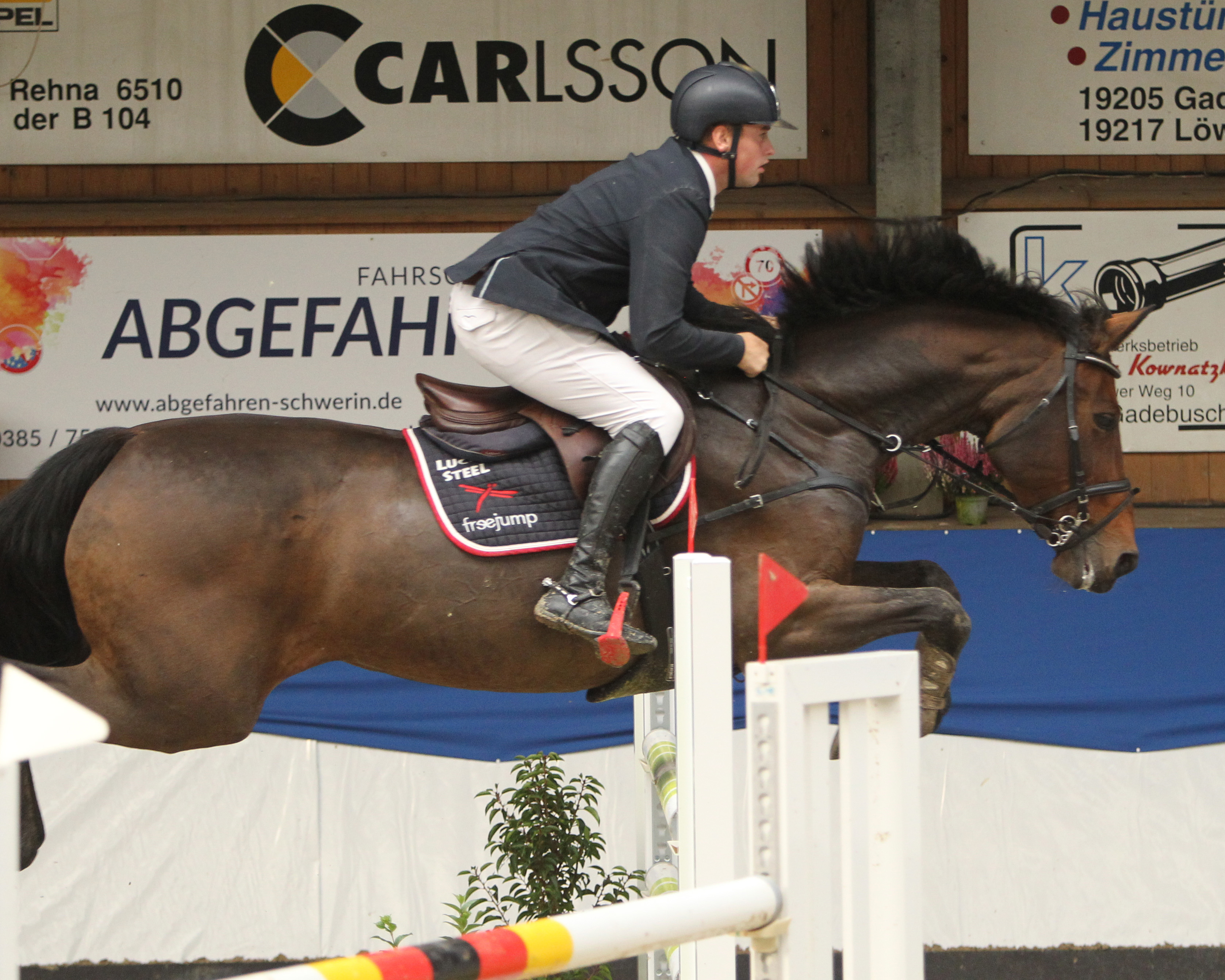 Nach 2017 war Silvio Wascher (Großefehn/Ostfriesland) erstmals wieder in MV am Start, reitet weiter für Redefin und gewann mit Lucky’s nice to meet you zwei M1*-Springen der mittleren Tour. © Jutta Wego