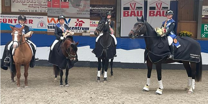 Die Kreismeister: oben Springen: Andrea Gabriel-Vogt (KRB NWM) gratuliert die Hallen-Kreismeister im Springen v.r. Nailah Makulla, Jette von Raden, Julia Bathmann, Fritz Michel Horn. © Jutta Wego. Unten Dressur: V.l. Mira Mahrt, Zoe Fabienne Lohberger, Pia Sophie Bössow, Linja Kleinfeld. © Gabriele Habenstein